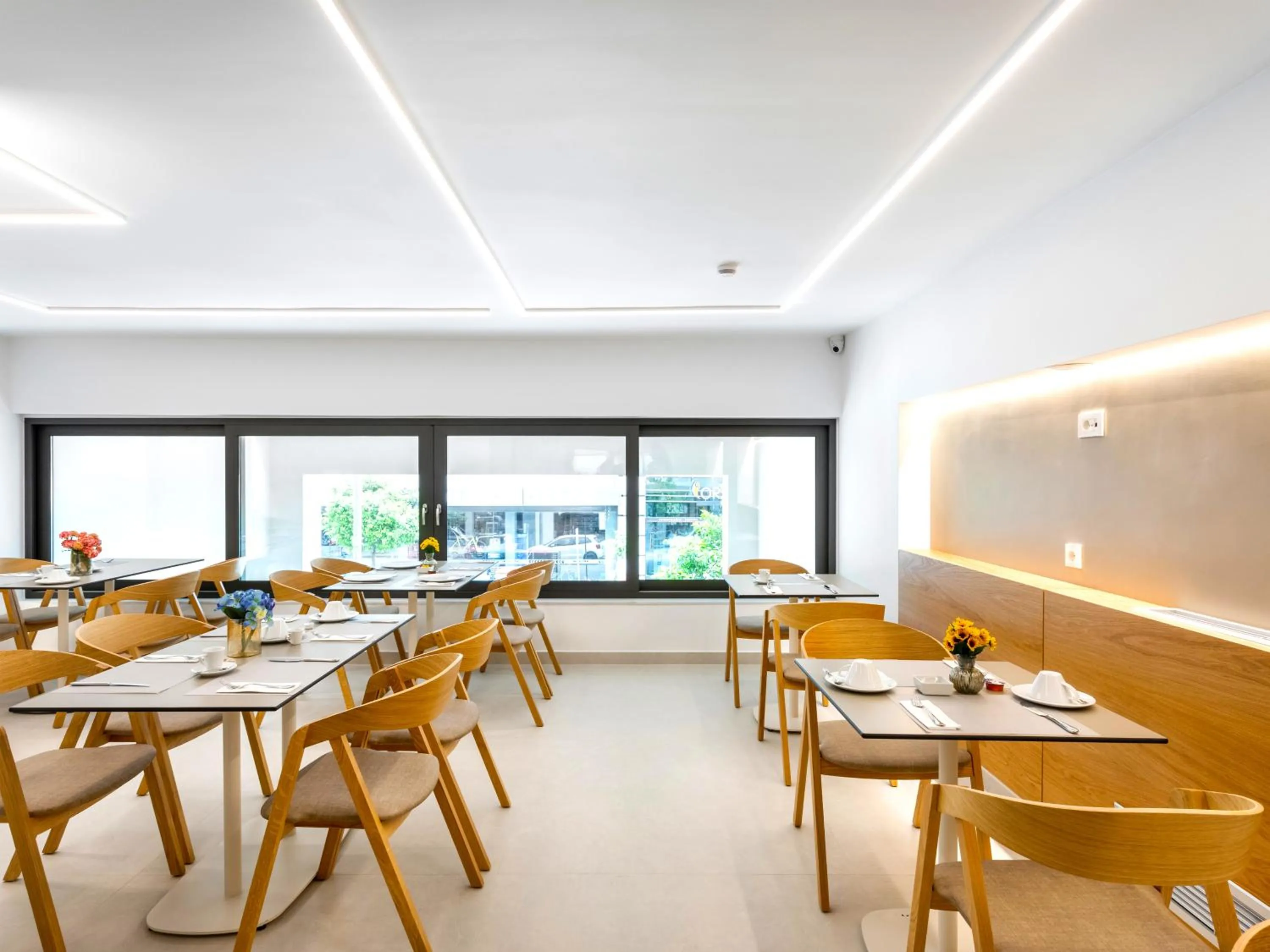 Restaurant/places to eat in DAYS City Suites