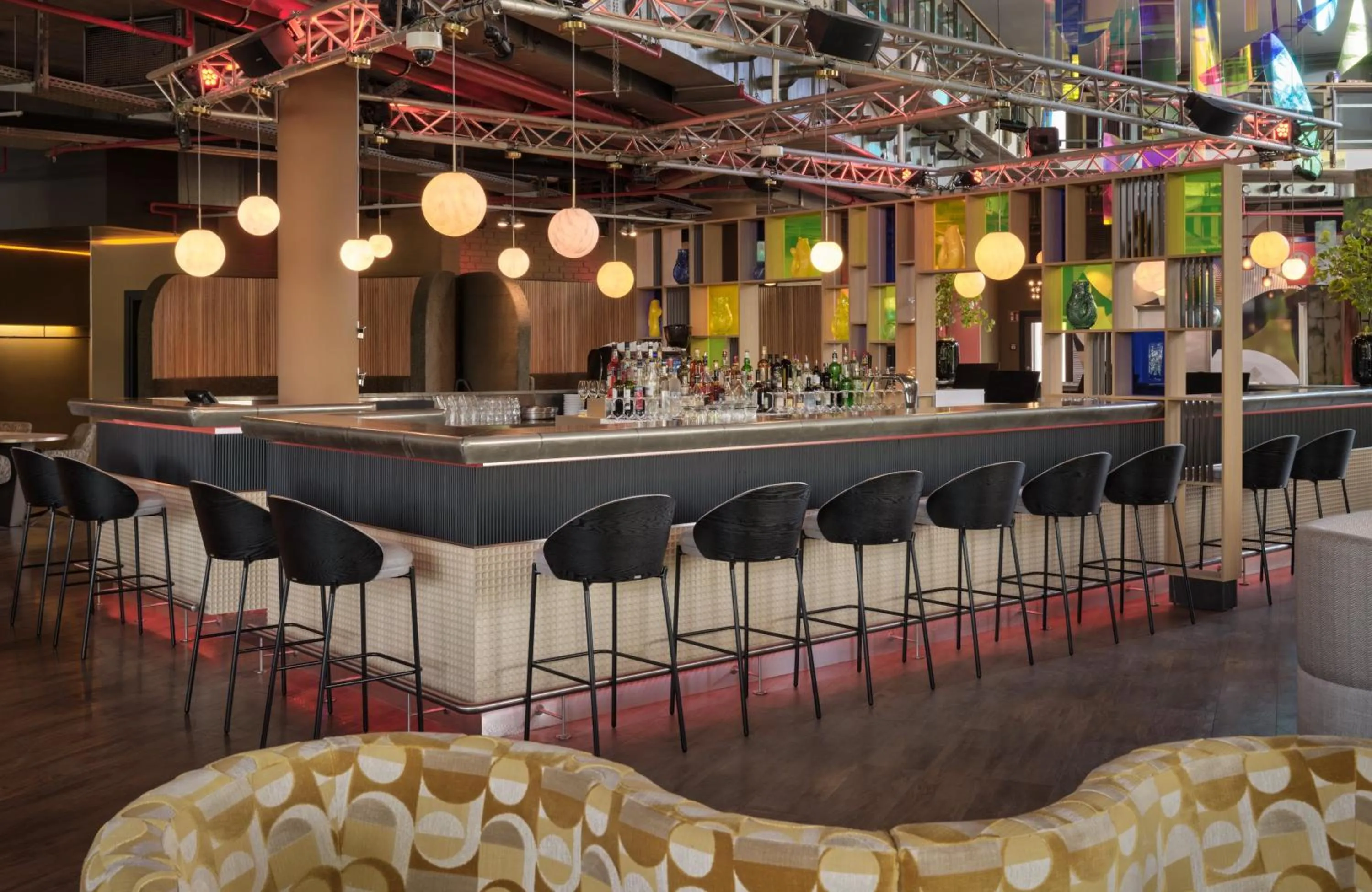 Lounge or bar in NYX Hotel Berlin Köpenick by Leonardo Hotels