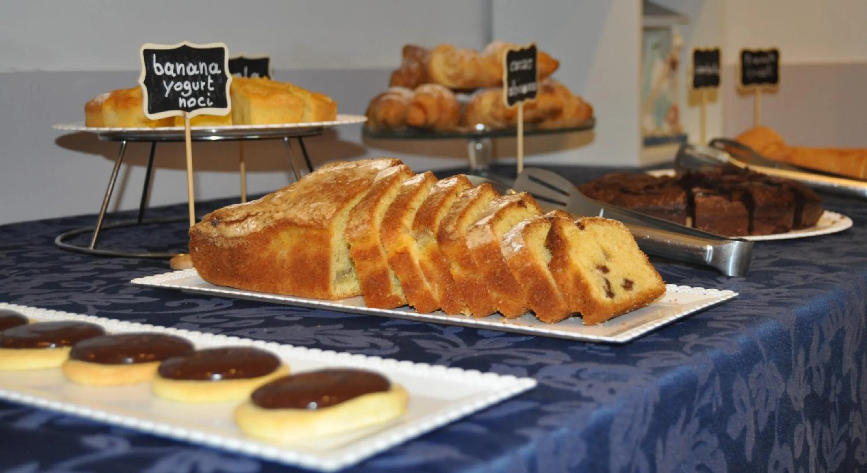 Breakfast in Hotel Susy - Ambienti rinnovati - direttamente su viale Dante e a due passi dal mare