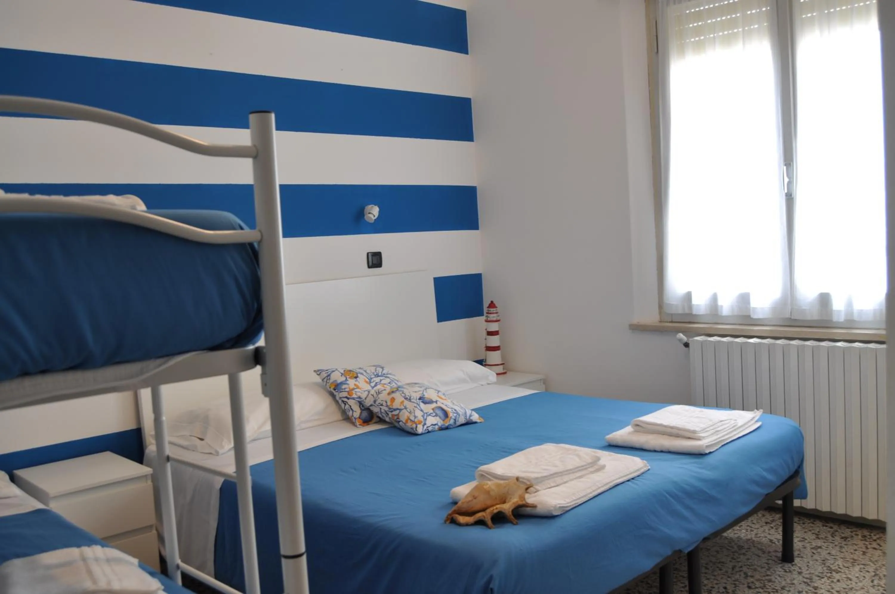 Bed in Hotel Susy - Ambienti rinnovati - direttamente su viale Dante e a due passi dal mare
