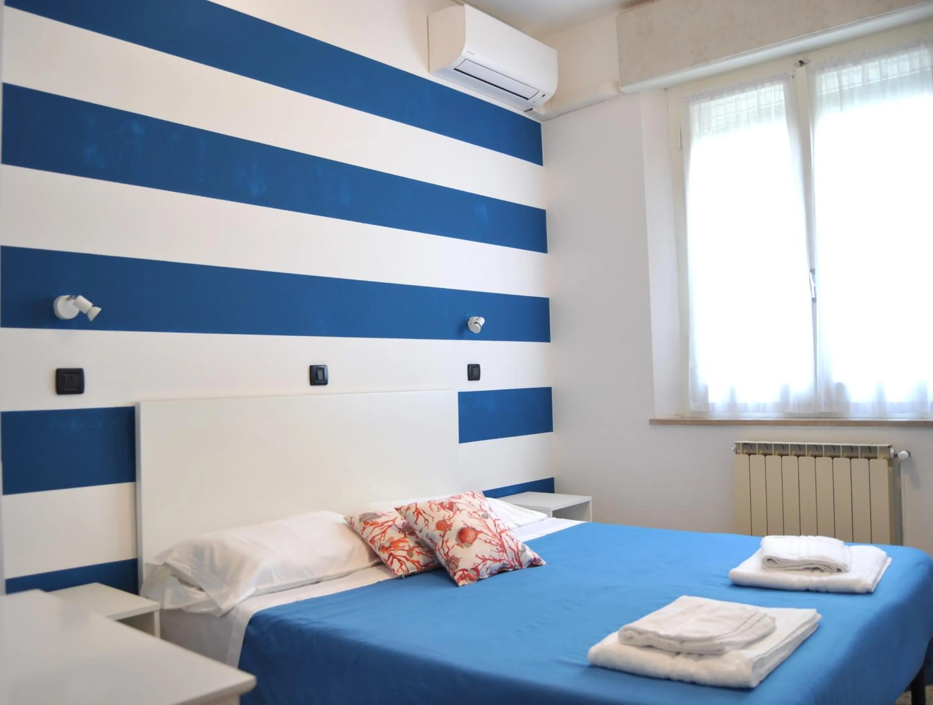 Bed in Hotel Susy - Ambienti rinnovati - direttamente su viale Dante e a due passi dal mare