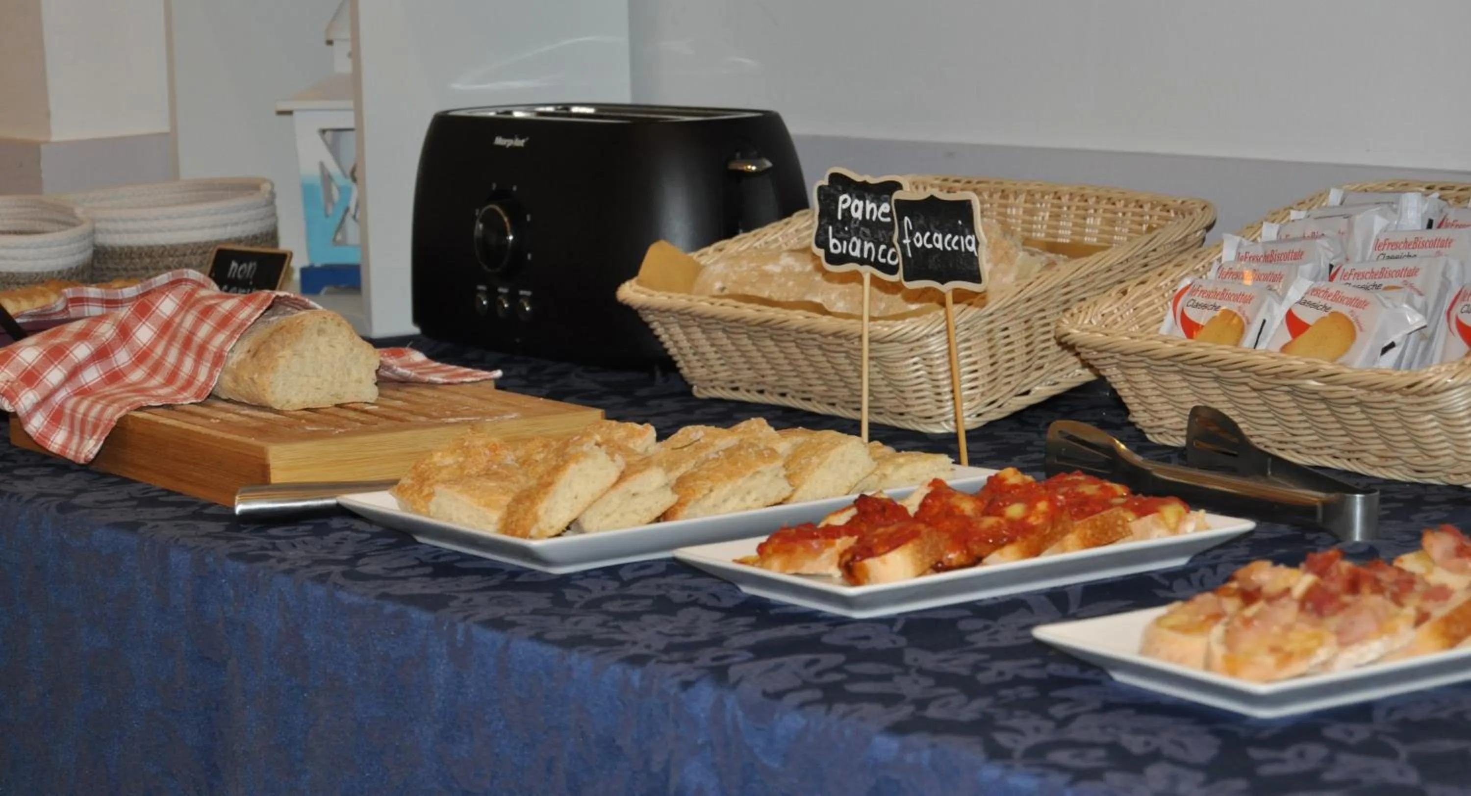 Breakfast in Hotel Susy - Ambienti rinnovati - direttamente su viale Dante e a due passi dal mare