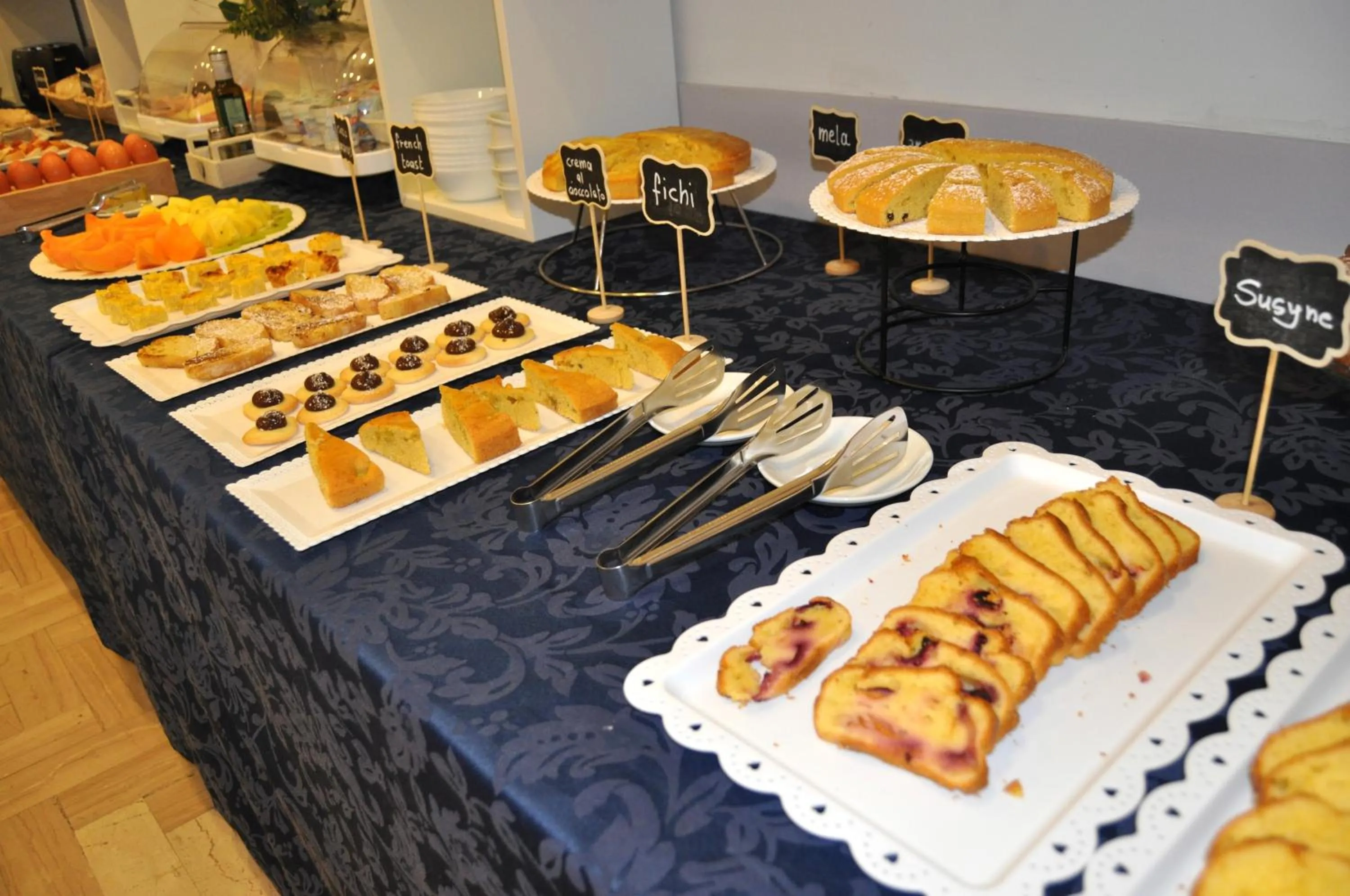 Breakfast in Hotel Susy - Ambienti rinnovati - direttamente su viale Dante e a due passi dal mare