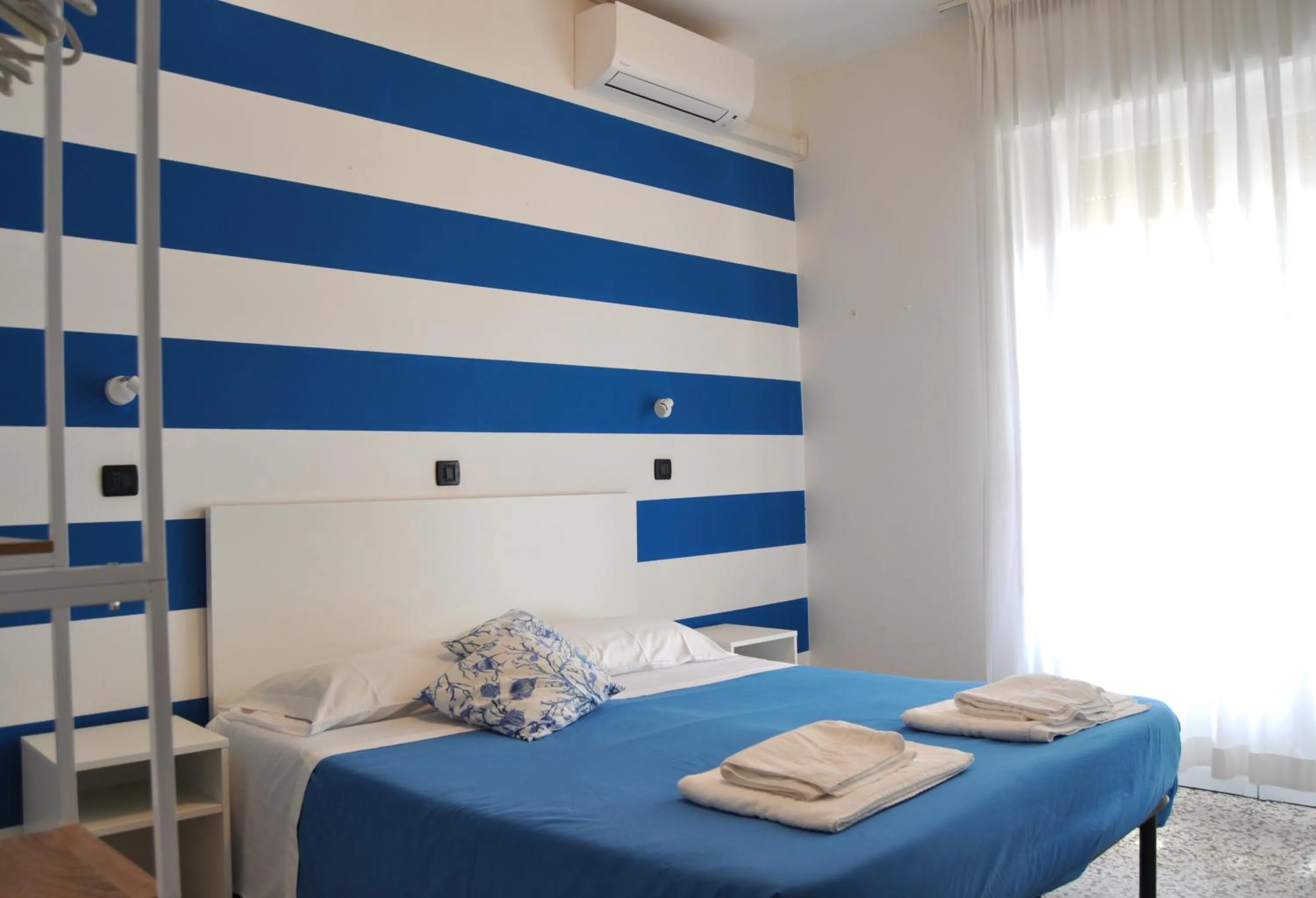 Bed in Hotel Susy - Ambienti rinnovati - direttamente su viale Dante e a due passi dal mare