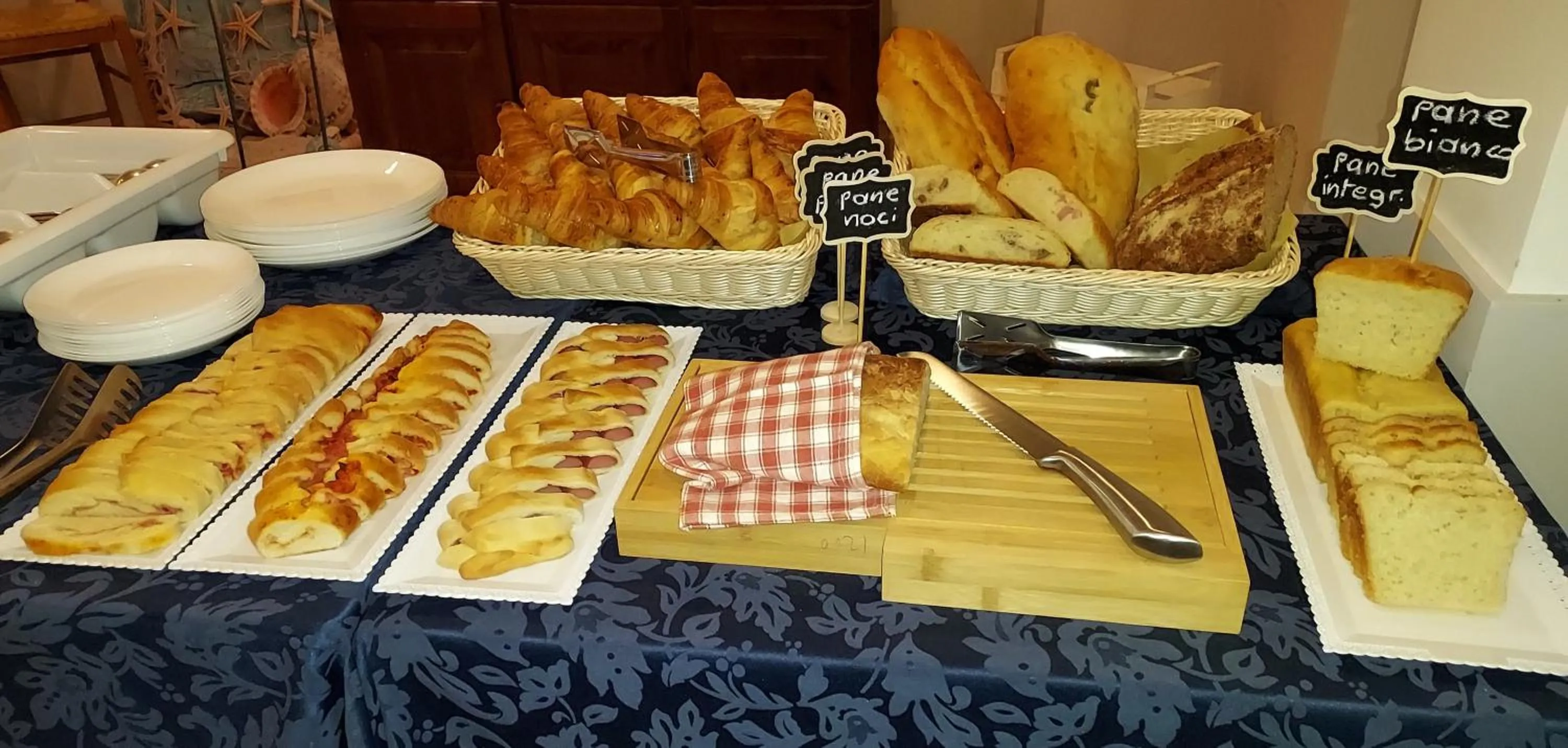 Breakfast in Hotel Susy - Ambienti rinnovati - direttamente su viale Dante e a due passi dal mare