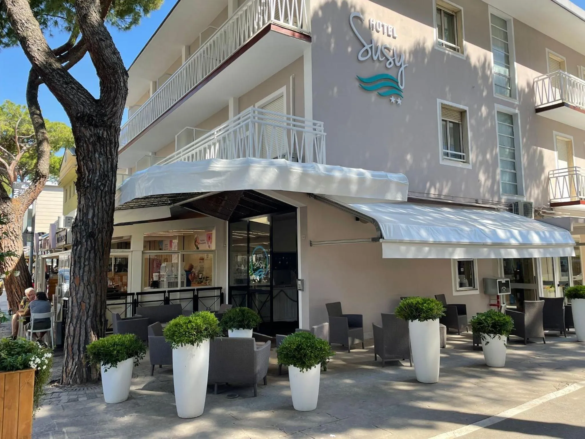 Property building in Hotel Susy - Ambienti rinnovati - direttamente su viale Dante e a due passi dal mare