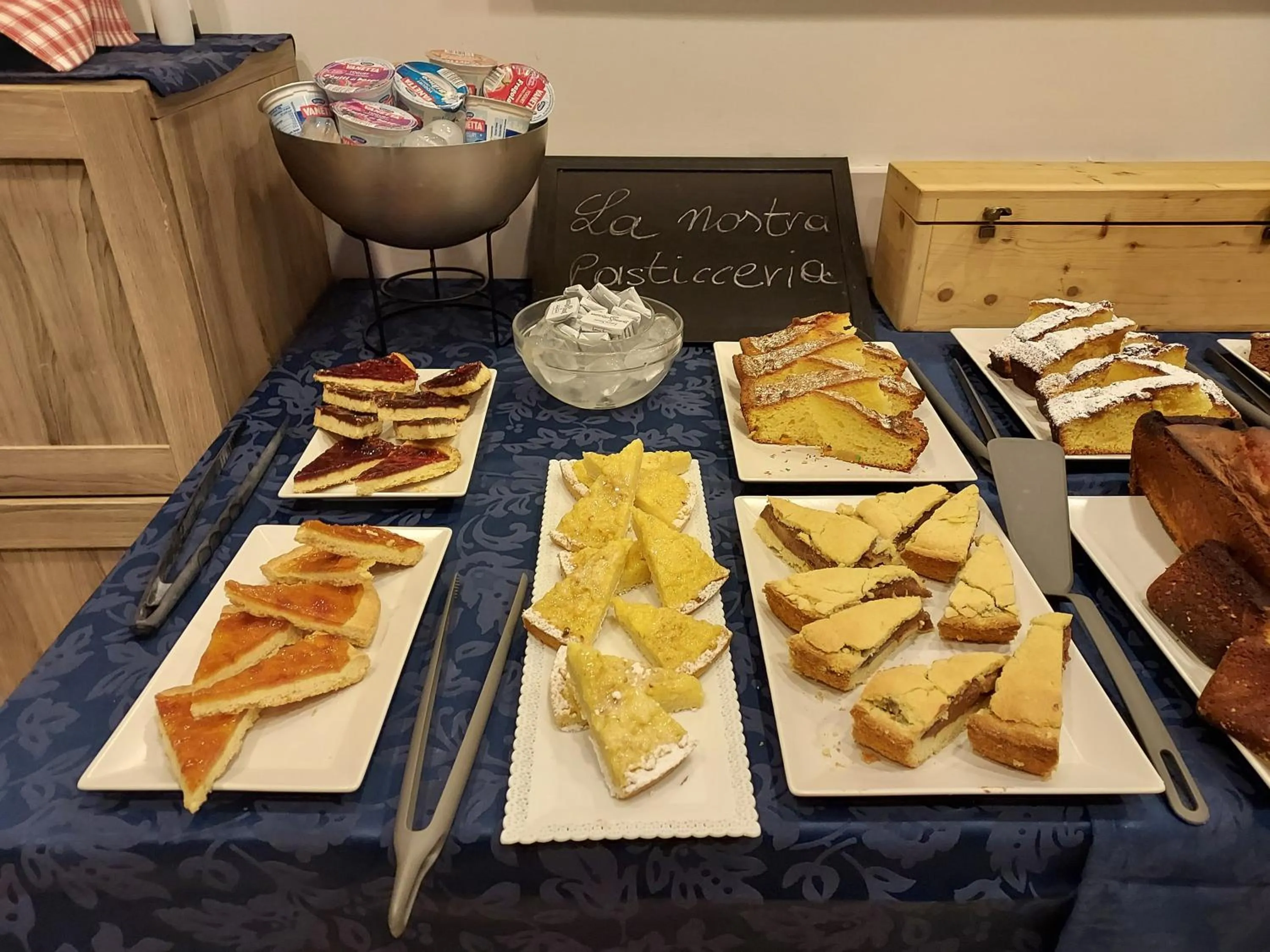 Breakfast in Hotel Susy - Ambienti rinnovati - direttamente su viale Dante e a due passi dal mare