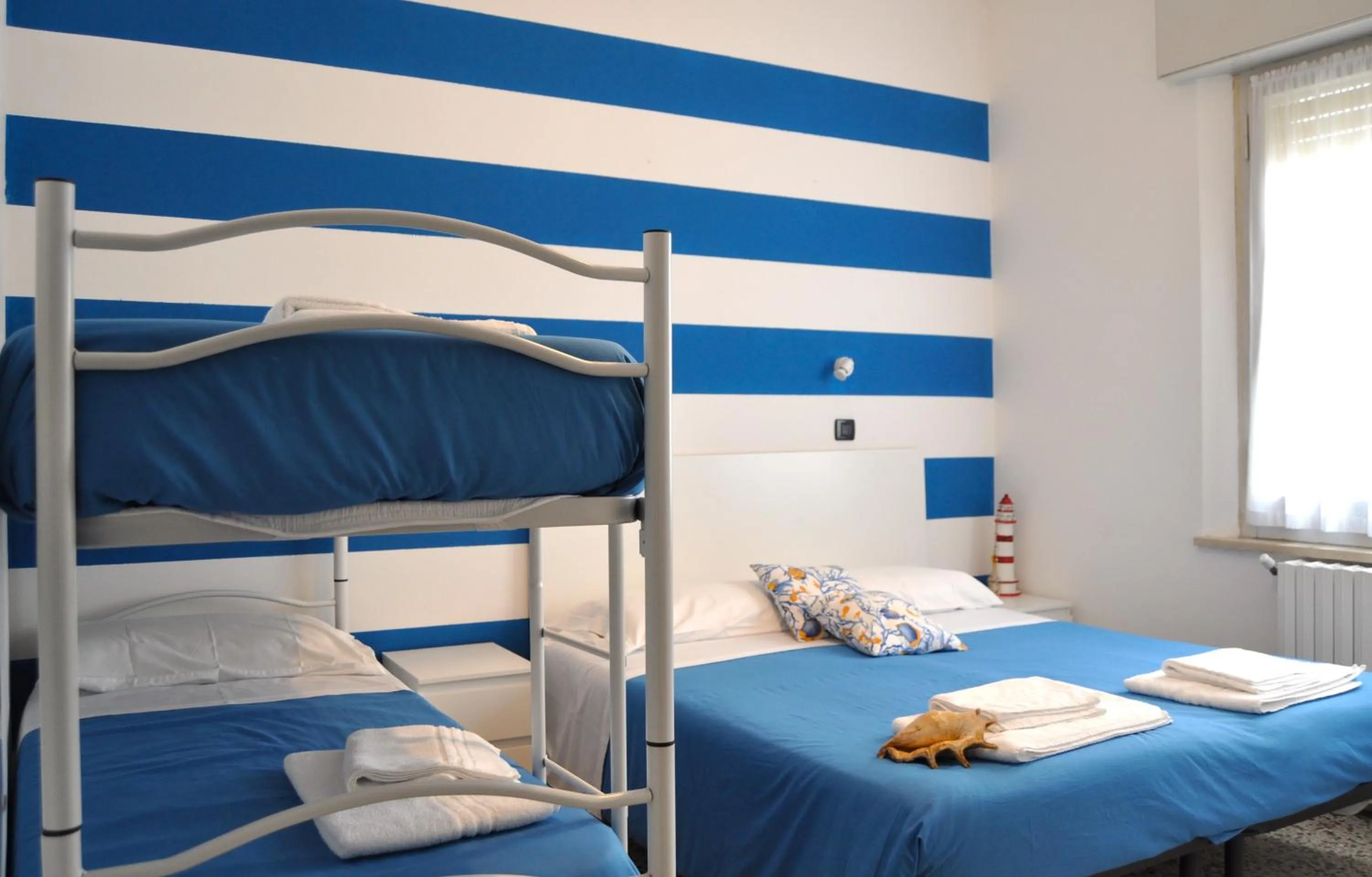 Bed in Hotel Susy - Ambienti rinnovati - direttamente su viale Dante e a due passi dal mare