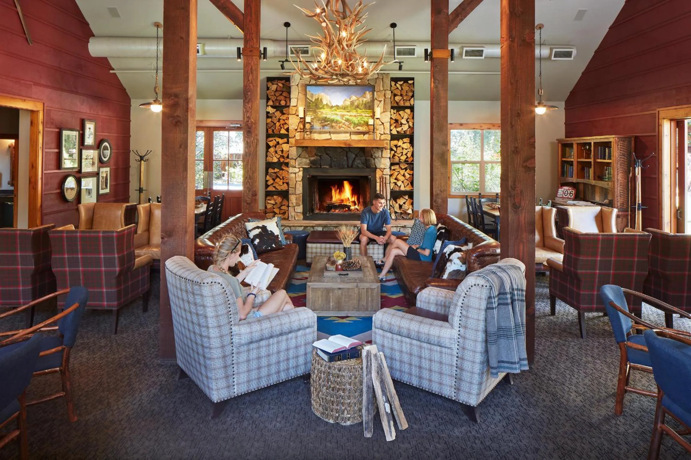 Lounge or bar in Evergreen Lodge at Yosemite
