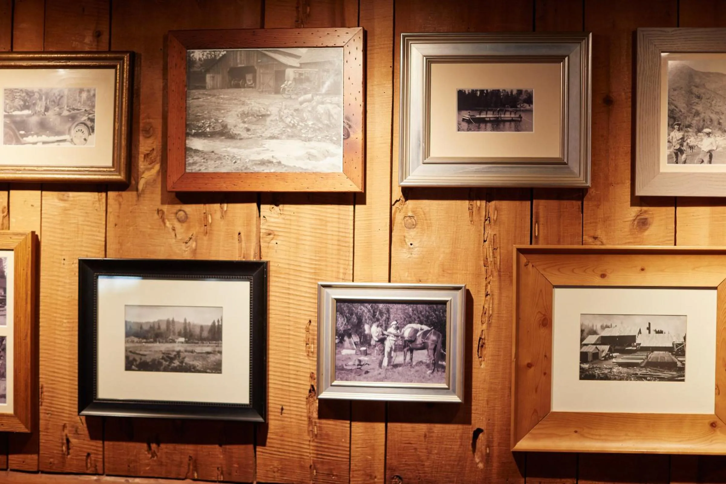 Lounge or bar in Evergreen Lodge at Yosemite