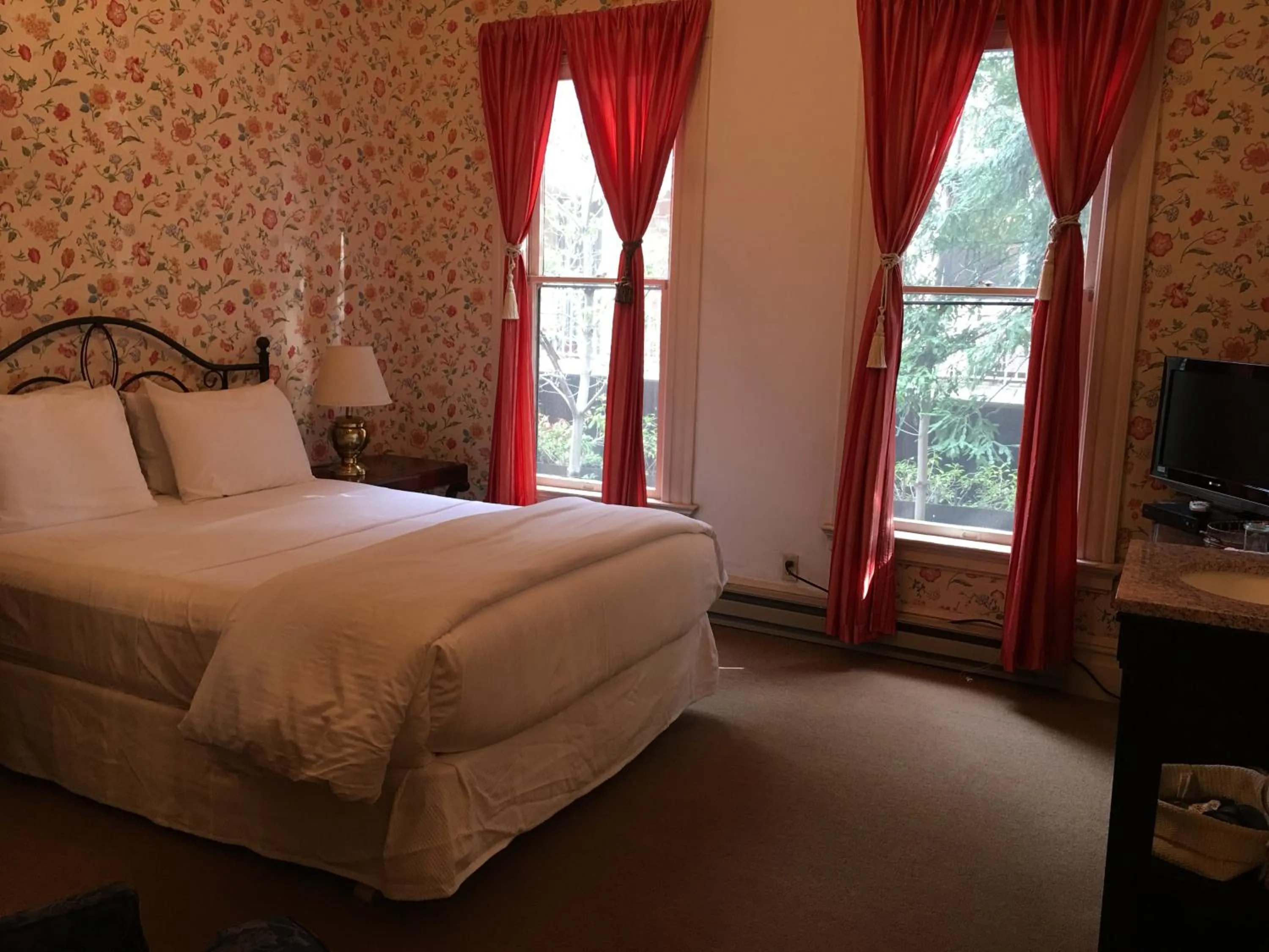 Single Room with Bathroom - single occupancy in Cowper Inn