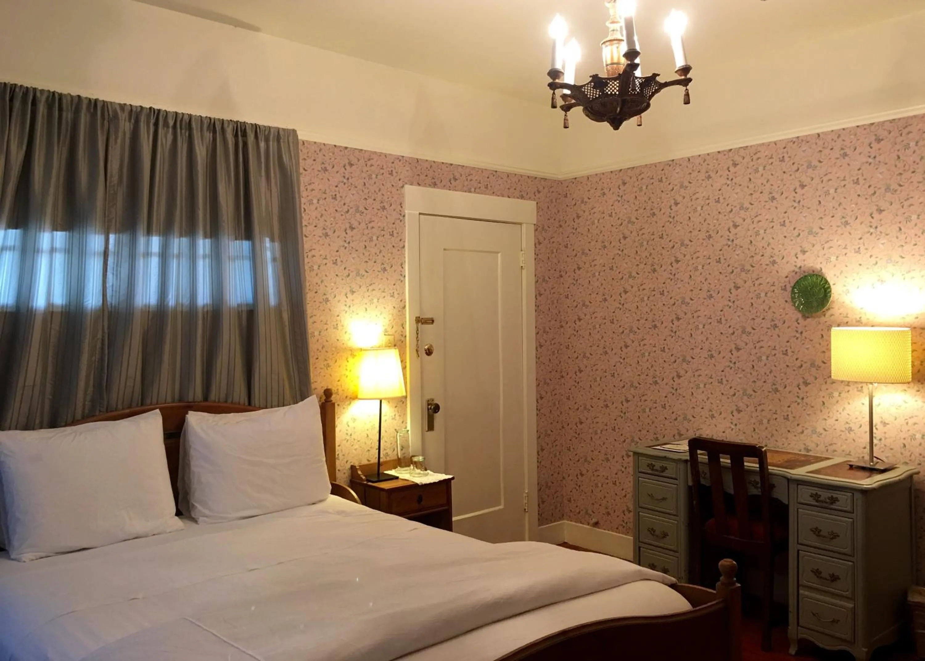Bed in Cowper Inn