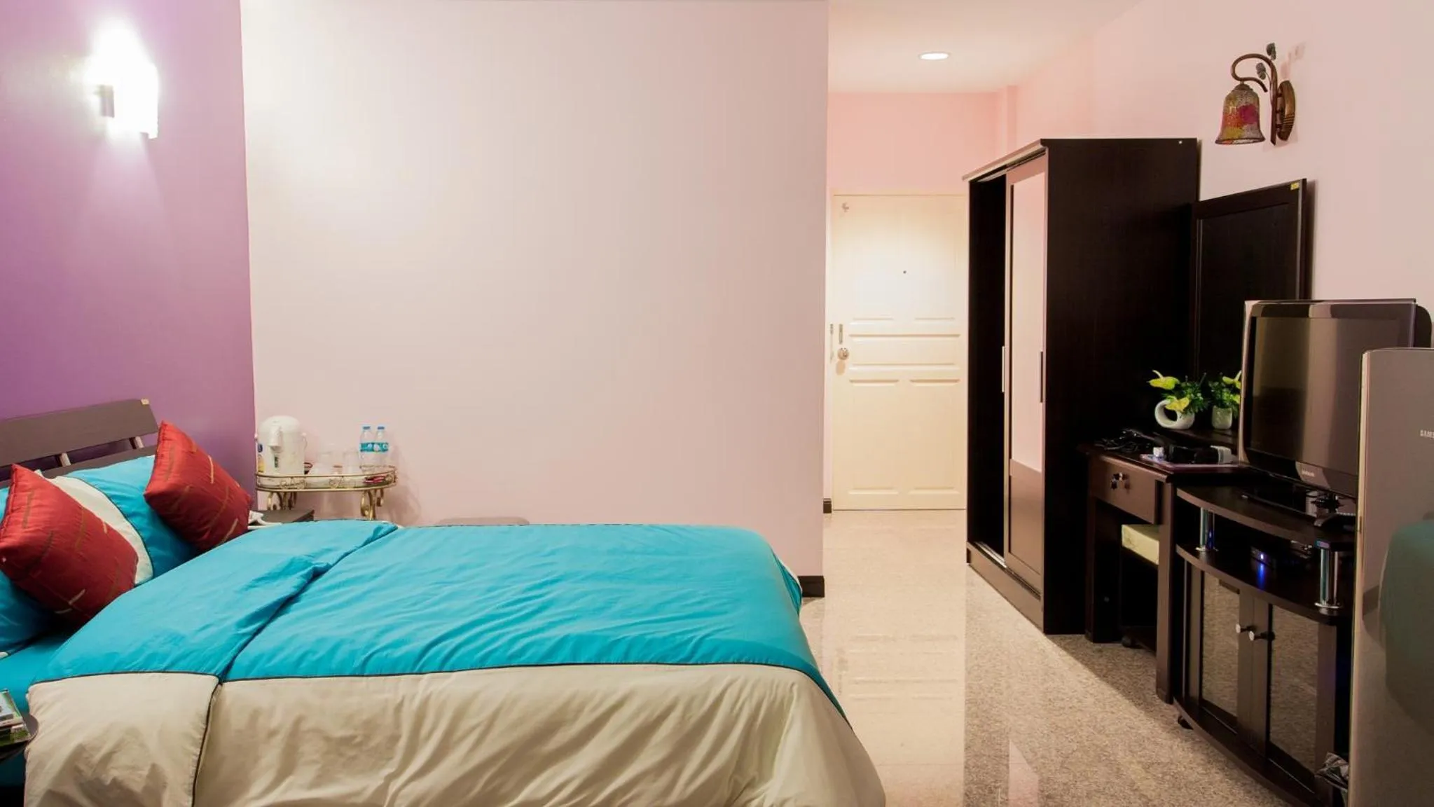 Photo of the whole room, Bed in Nam Talay Resort