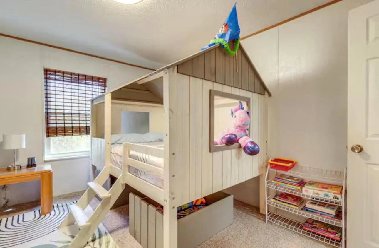 Bed in Private Pet Friendly Home Near Exotic Deer Farm Close to Pigeon Forge, Gatlinburg TN