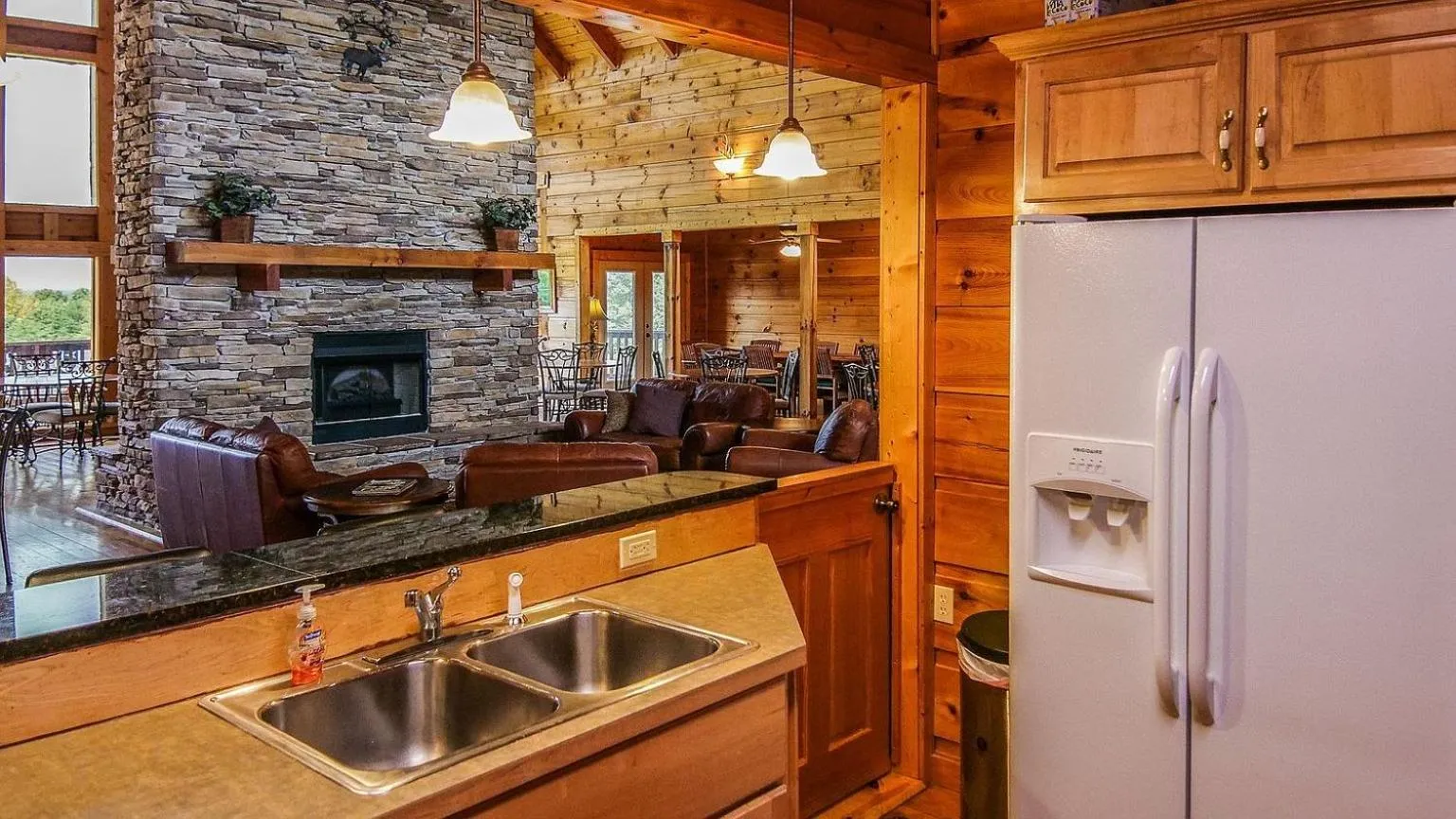 Communal kitchen in Grandview Experience Lodge