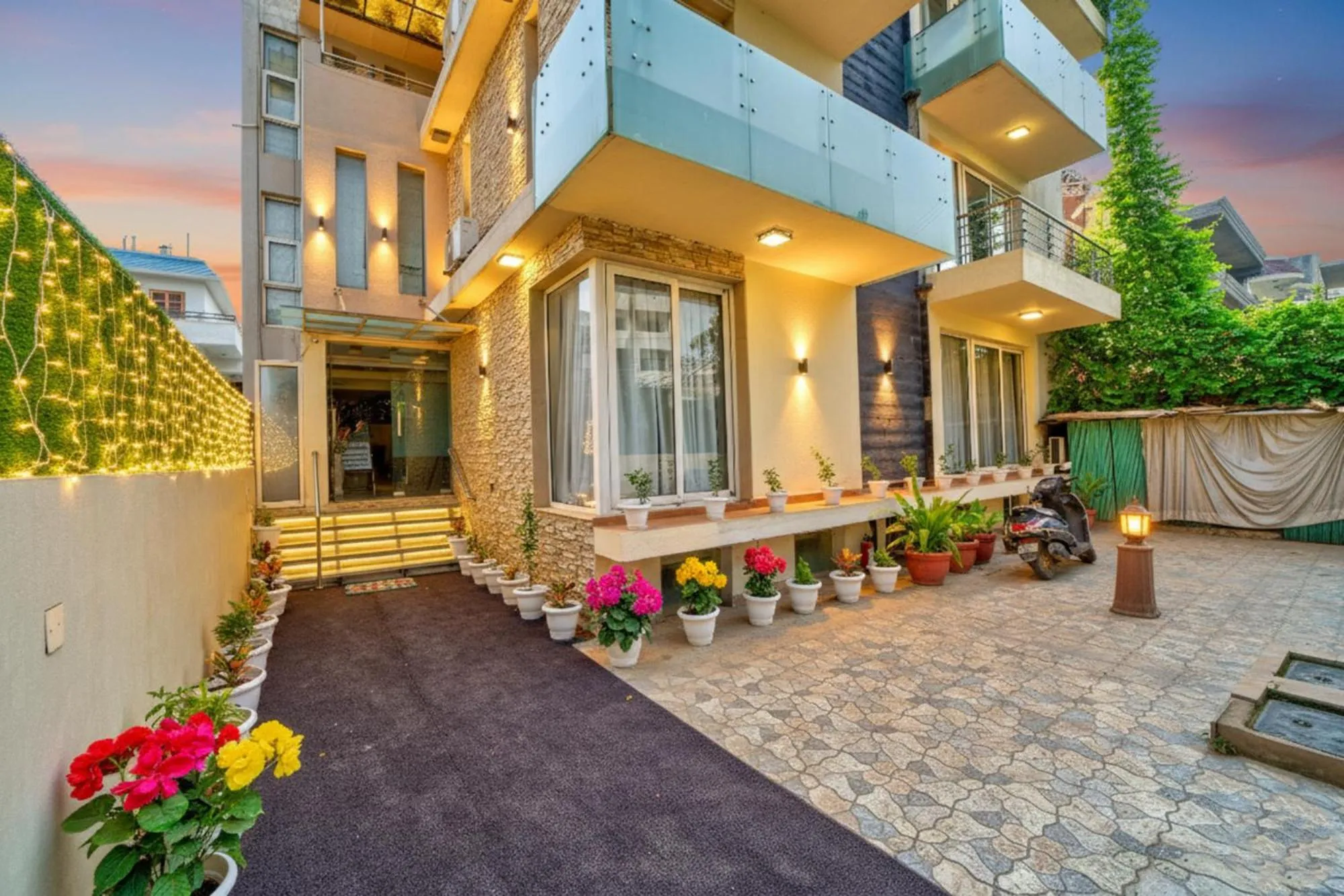 Facade/entrance in FabHotel Rivlet