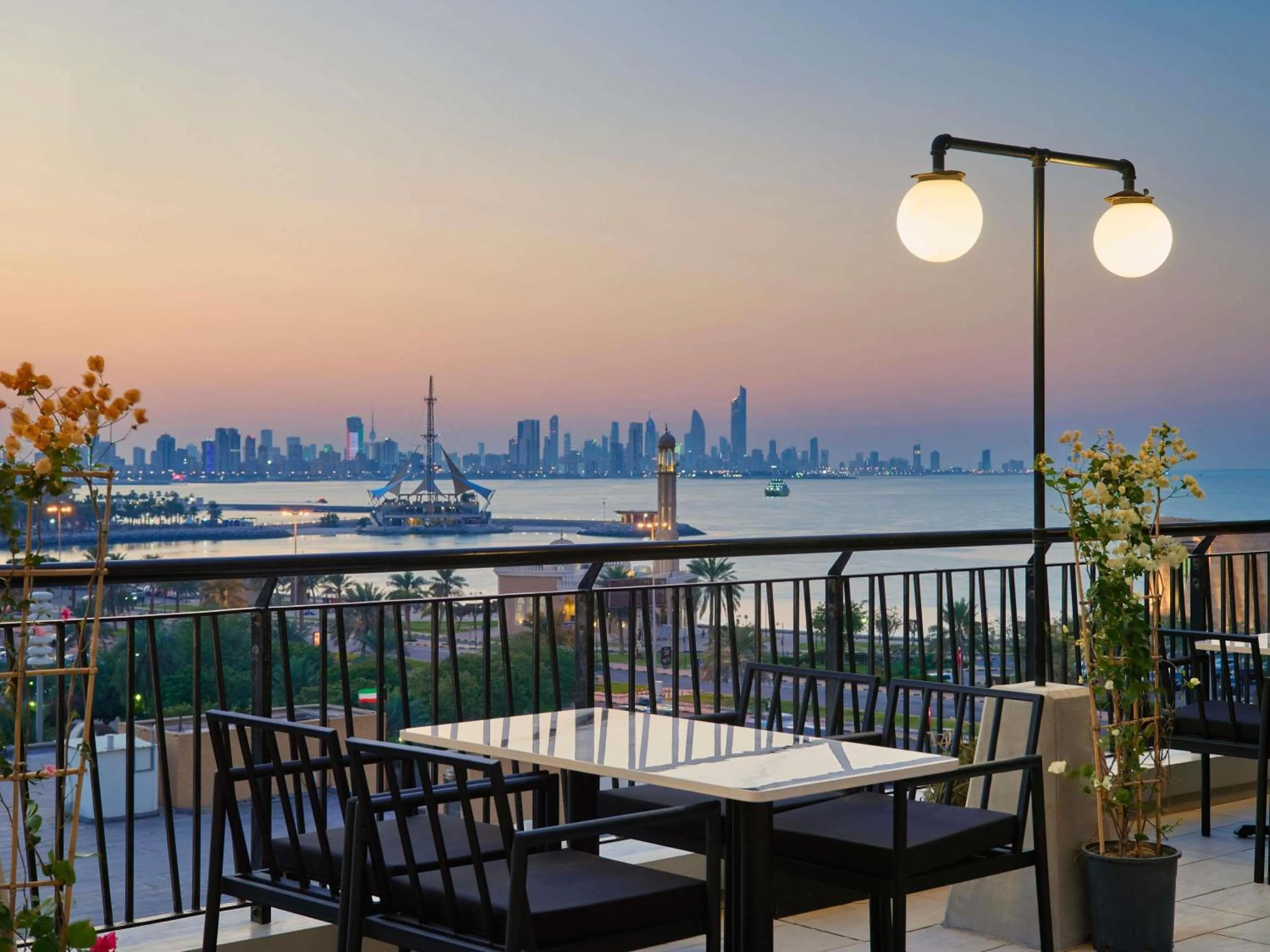 Lounge or bar in ibis Kuwait Salmiya