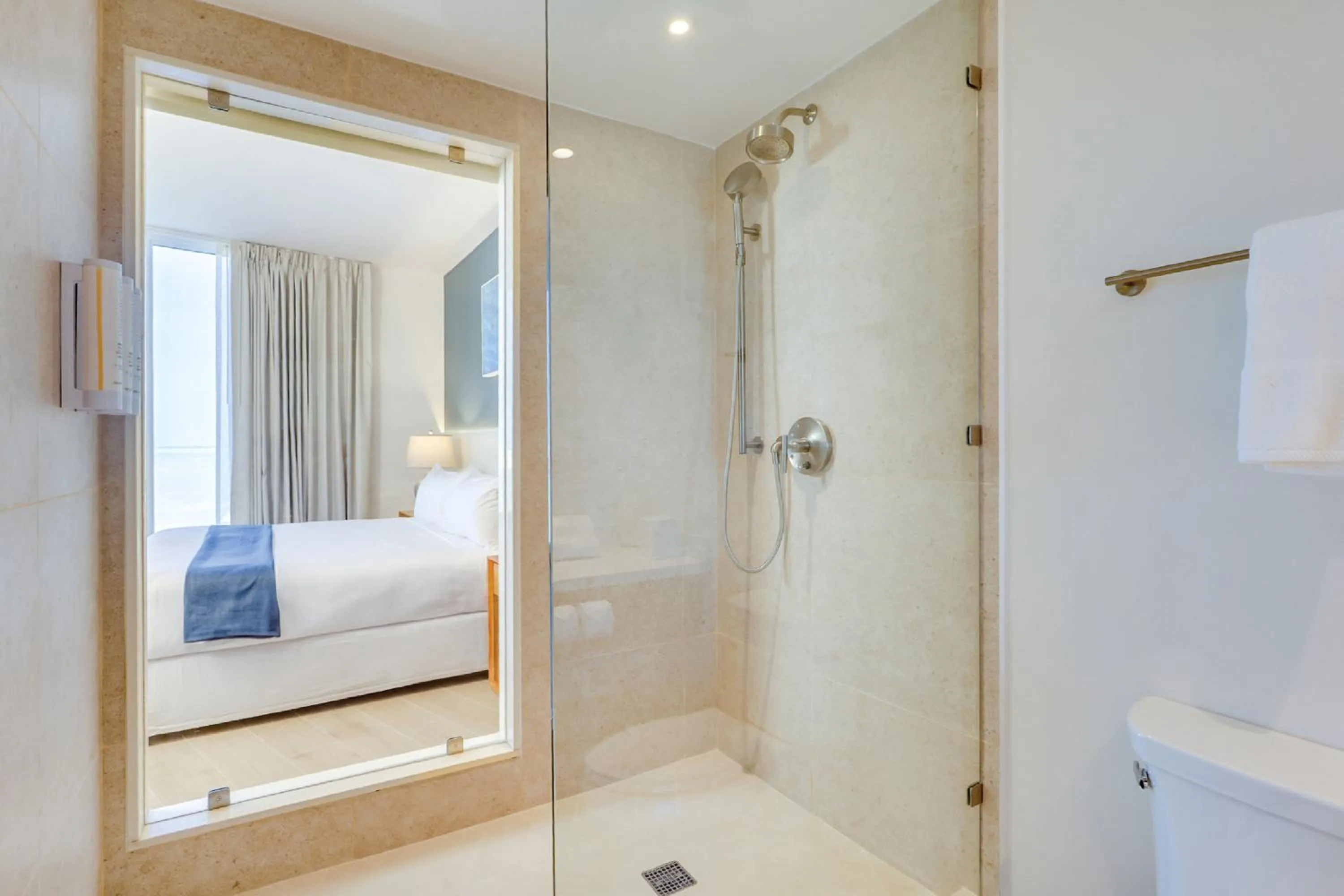 Bathroom, Bed in Fort George Hotel and Spa