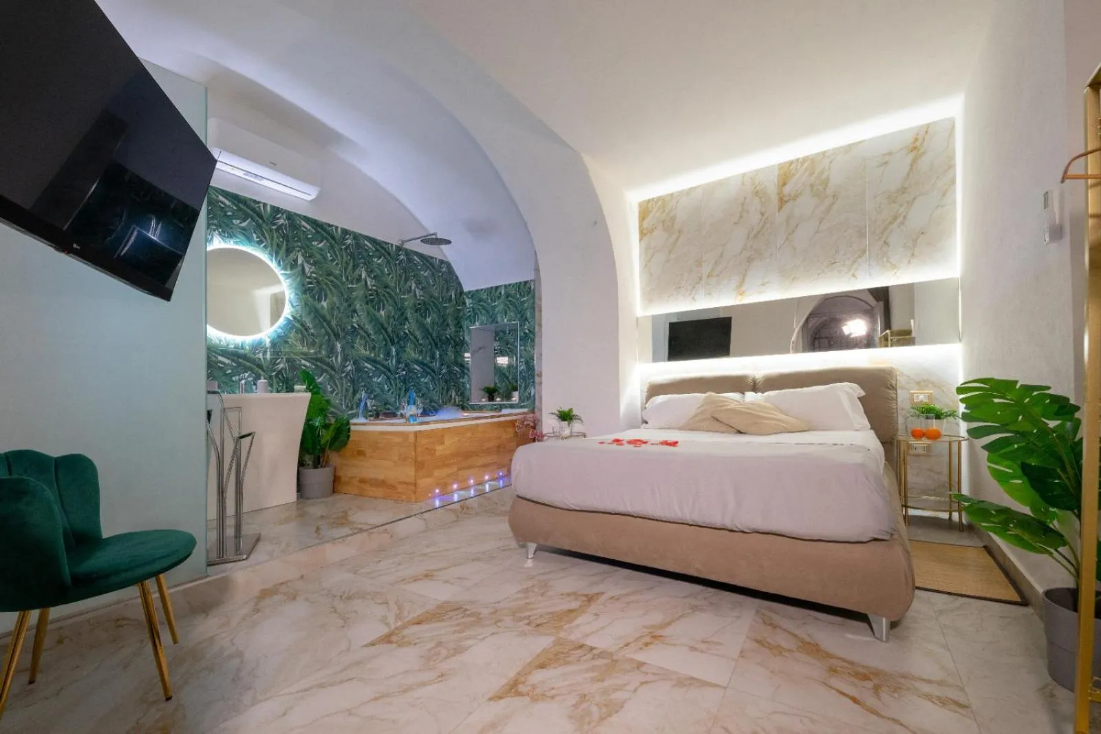 Seating area, Bed in ETNEA 208 LUXURY JACUZZI SUITE Catania