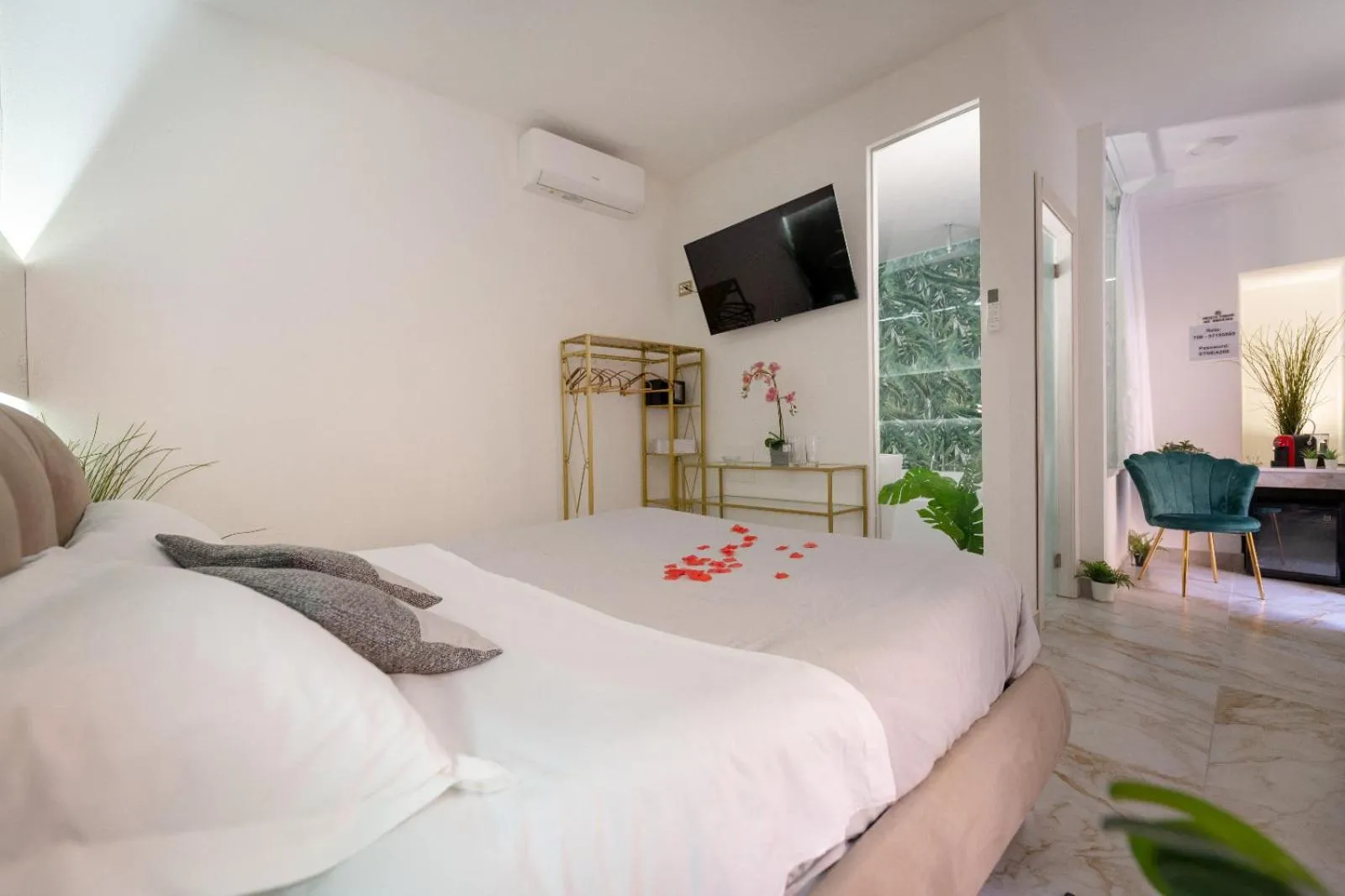 Bedroom, Bed in ETNEA 208 LUXURY JACUZZI SUITE Catania