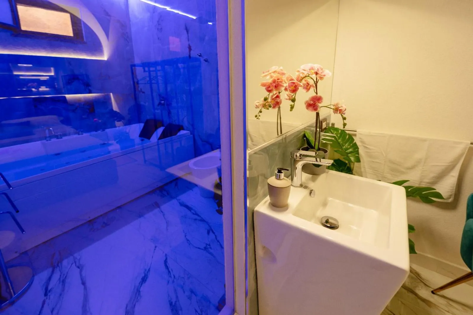 Hot Tub in ETNEA 208 LUXURY JACUZZI SUITE Catania