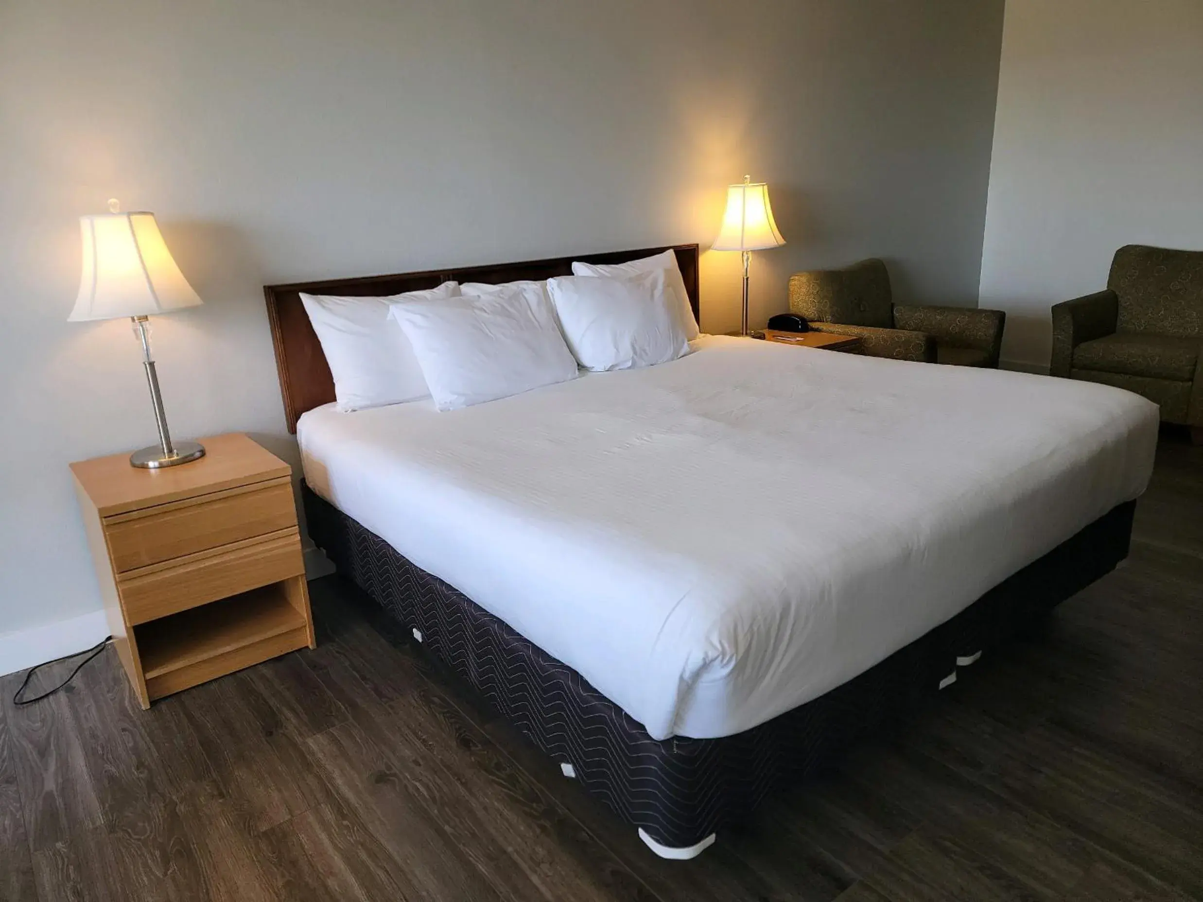 Hotel Room - King Bed (Non Pet Friendly) - Top Floor with Ocean View & Balcony in Chautauqua Resort & Conference Center Hotel Room - King Bed (Non Pet Friendly) - Top Floor with Ocean View & Balcony in Chautauqua Resort & Conference Center