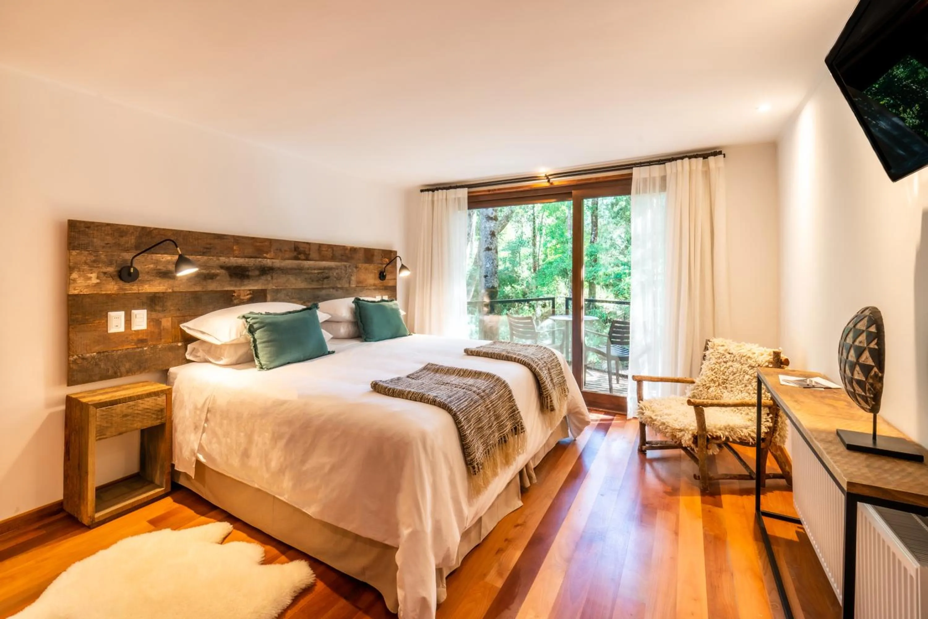 Photo of the whole room, Bed in Rakau Lodge