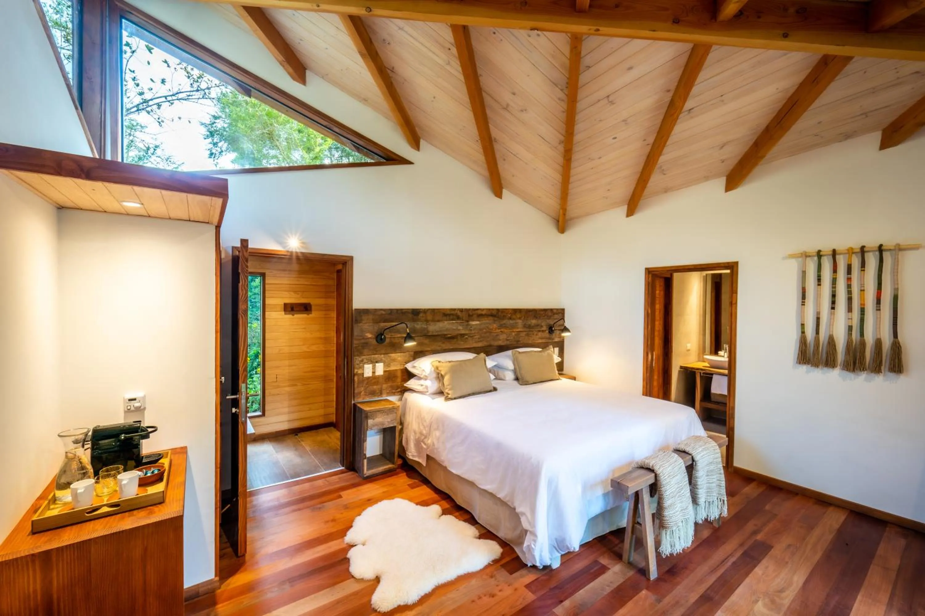 Photo of the whole room, Bed in Rakau Lodge