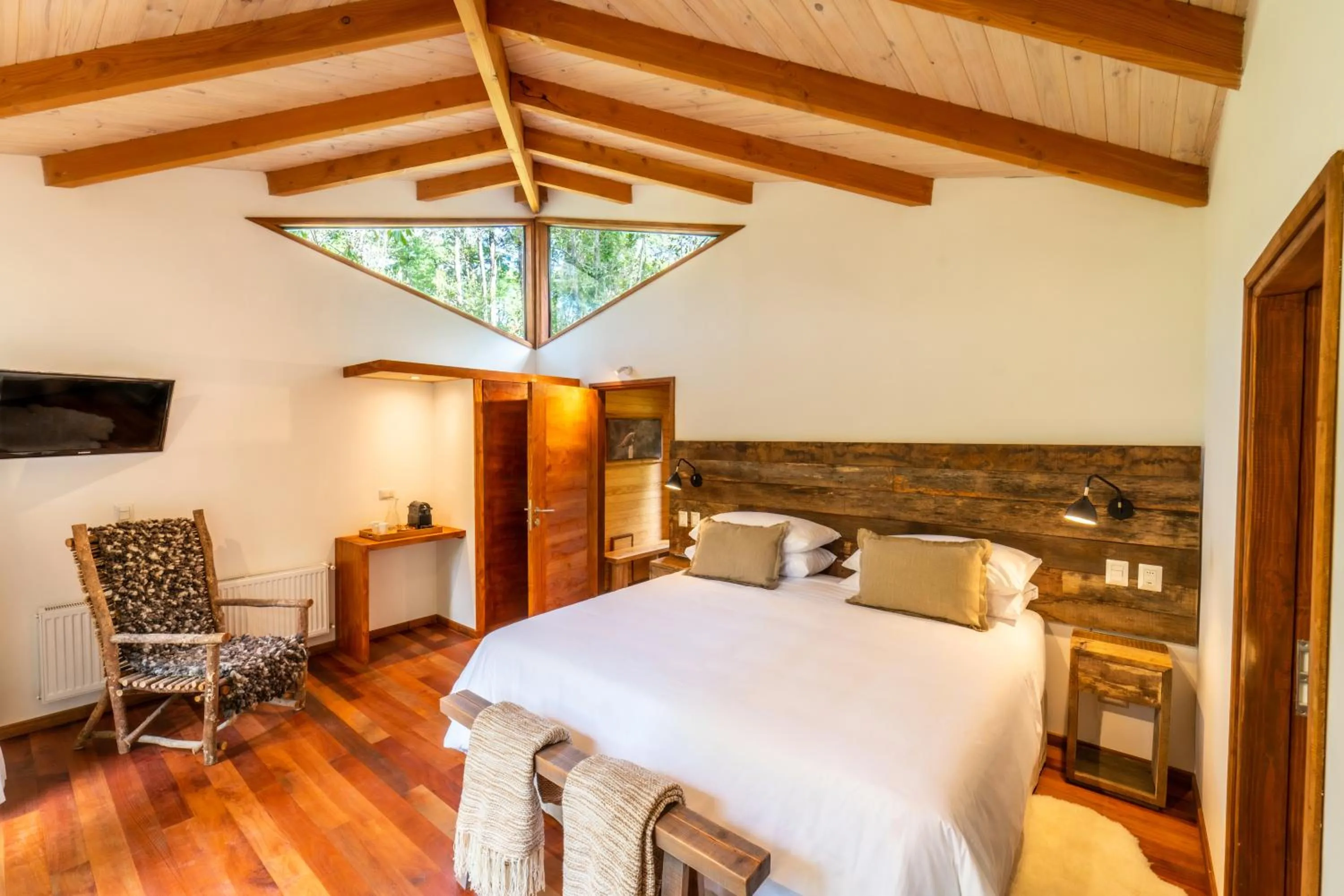 Photo of the whole room, Bed in Rakau Lodge