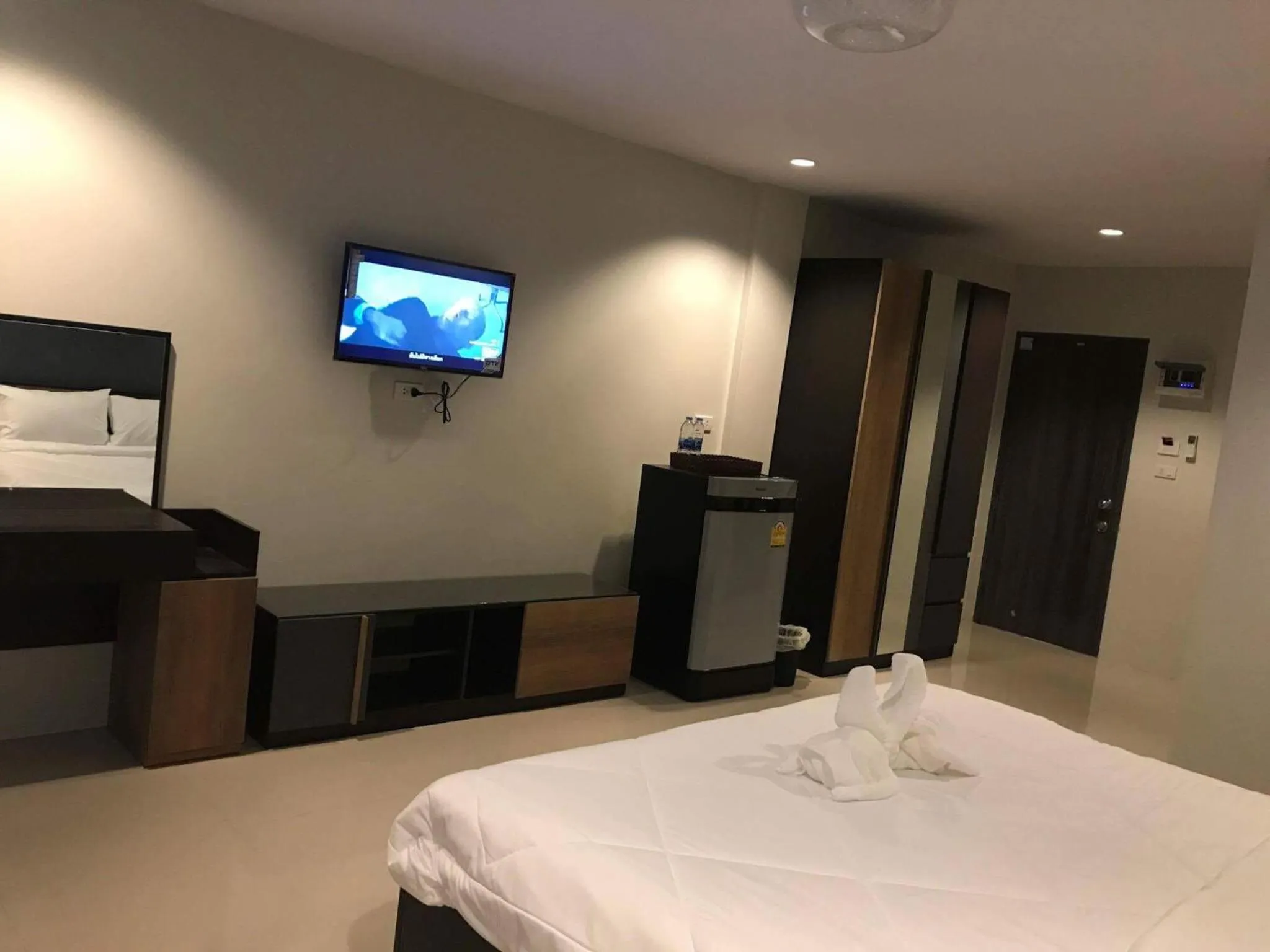 Communal lounge/ TV room, Bed in Supachai Inn