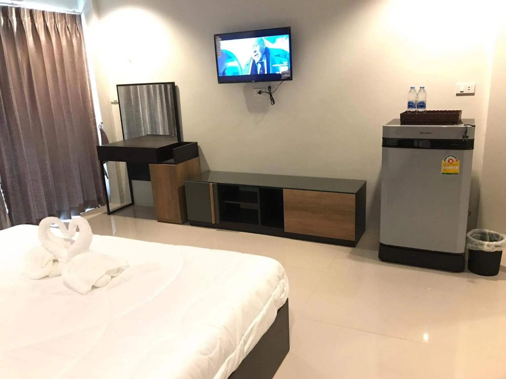 Communal lounge/ TV room, Bed in Supachai Inn