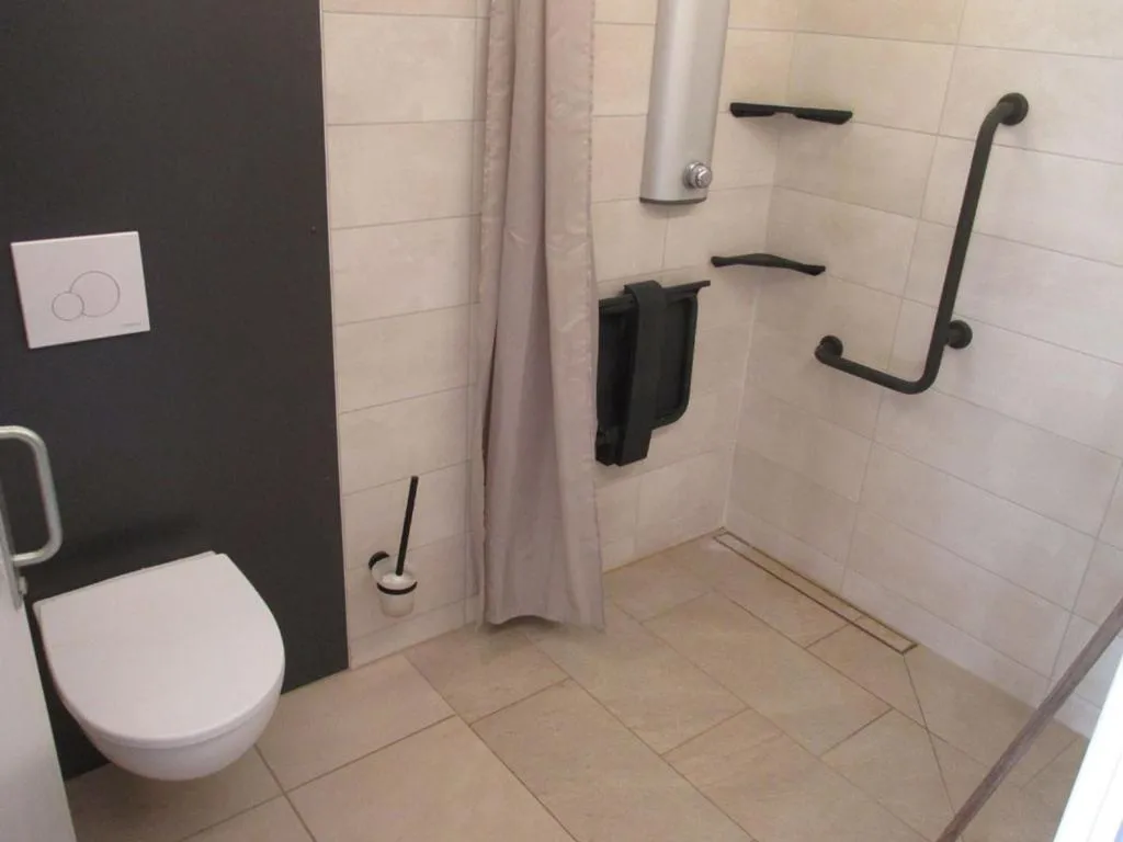 Shower in Le Baugyte - Gite de GROUPE - 14 lits simples