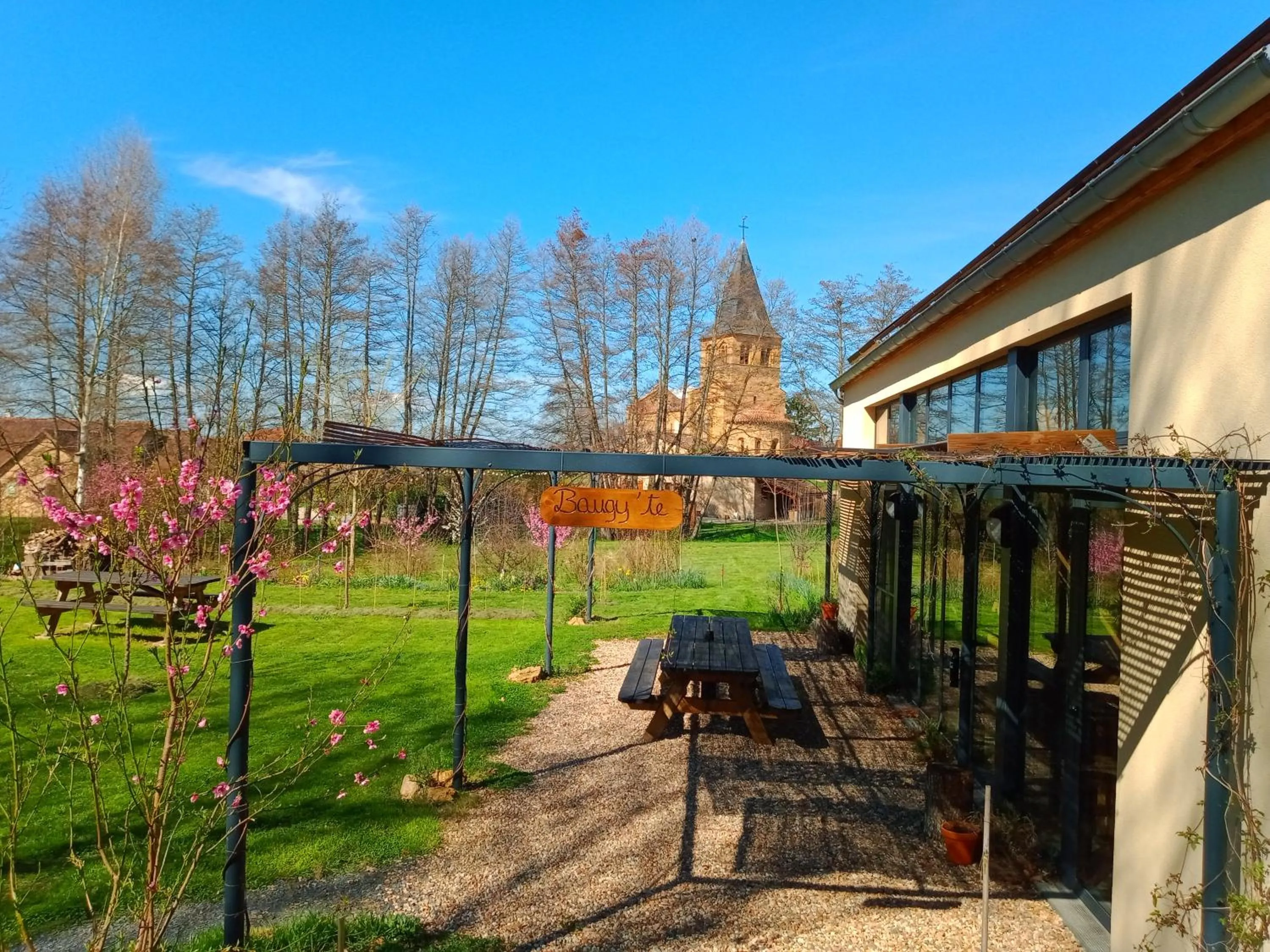Patio in Le Baugyte - Gite de GROUPE - 14 lits simples