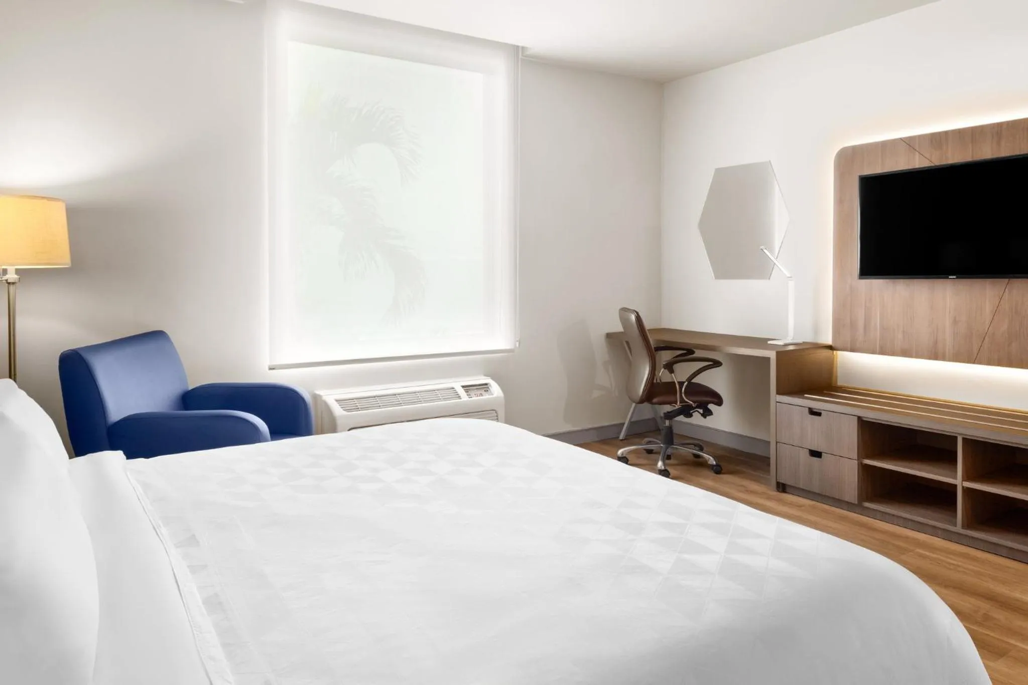 Photo of the whole room, Bed in Holiday Inn Express San Jose Forum by IHG