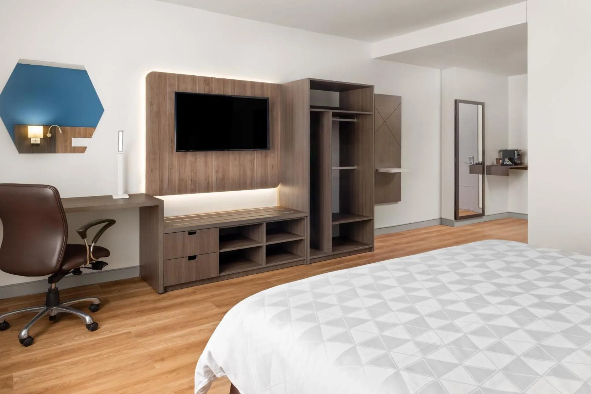 Photo of the whole room, Bed in Holiday Inn Express San Jose Forum by IHG