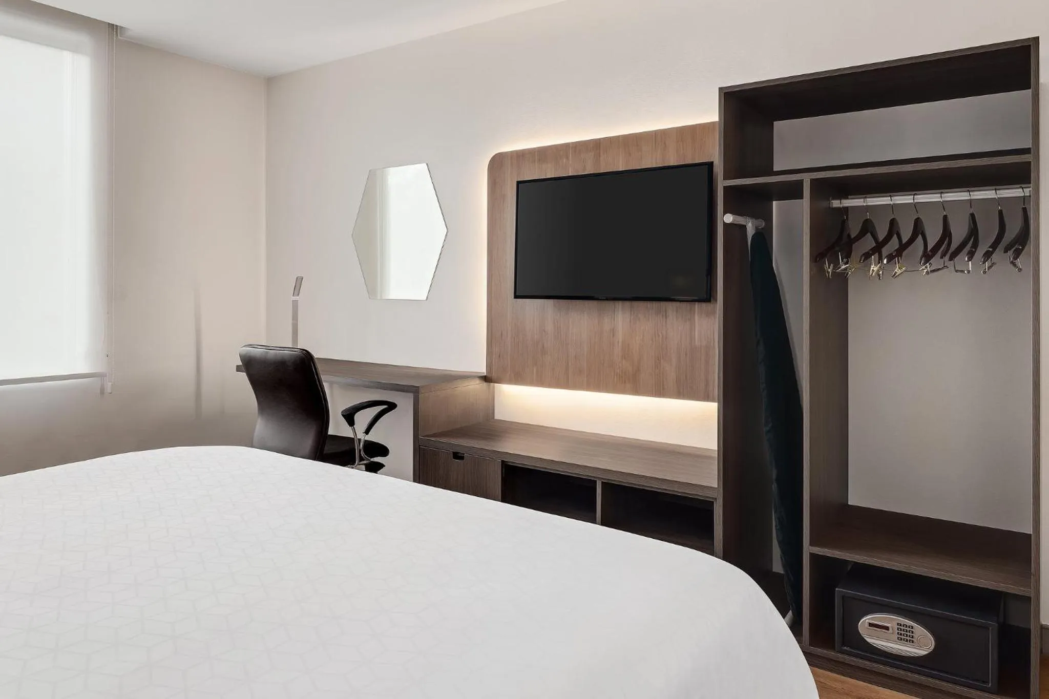 Photo of the whole room, Bed in Holiday Inn Express San Jose Forum by IHG