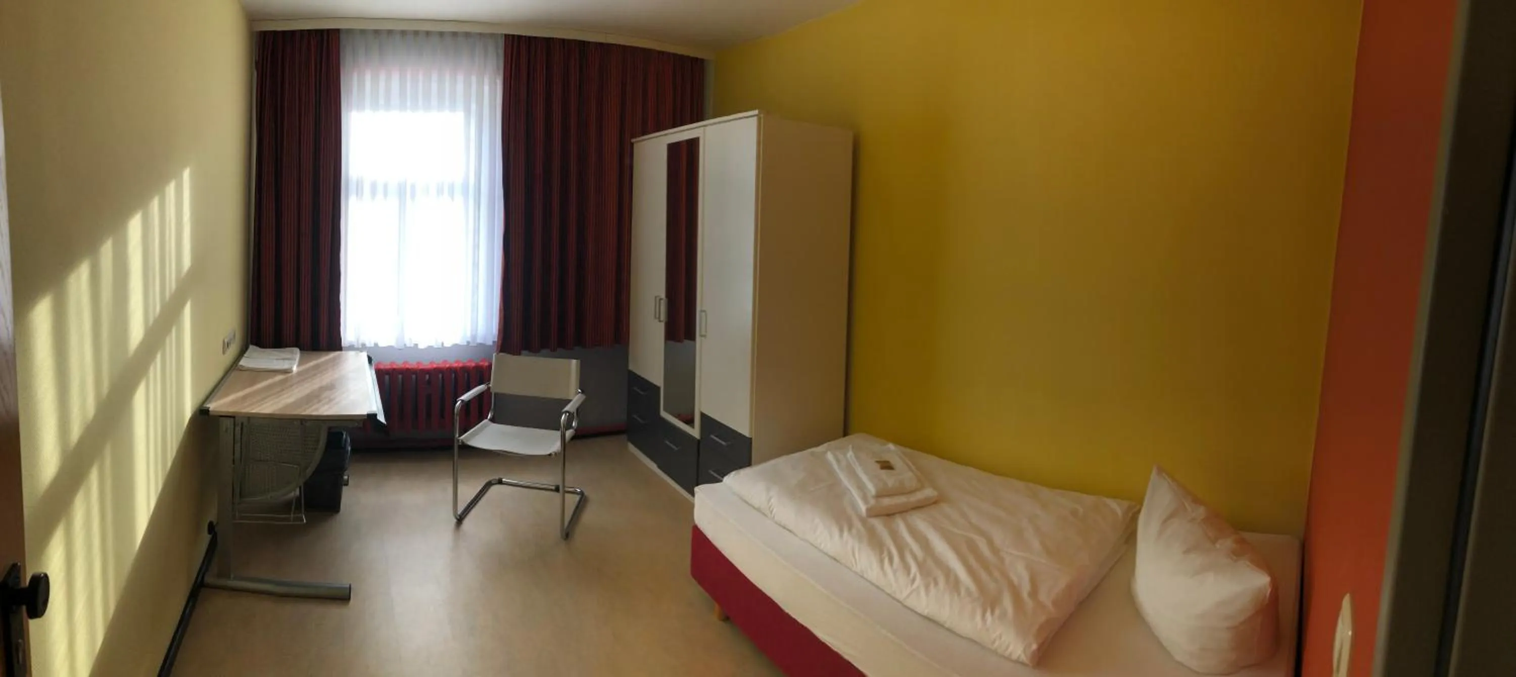 Photo of the whole room, Bed in Haus des Volkes - Das Bauhaushotel