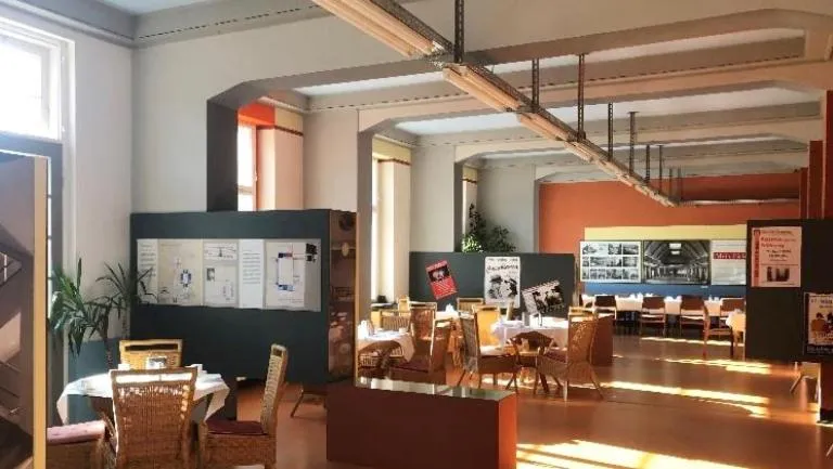 Breakfast in Haus des Volkes - Das Bauhaushotel