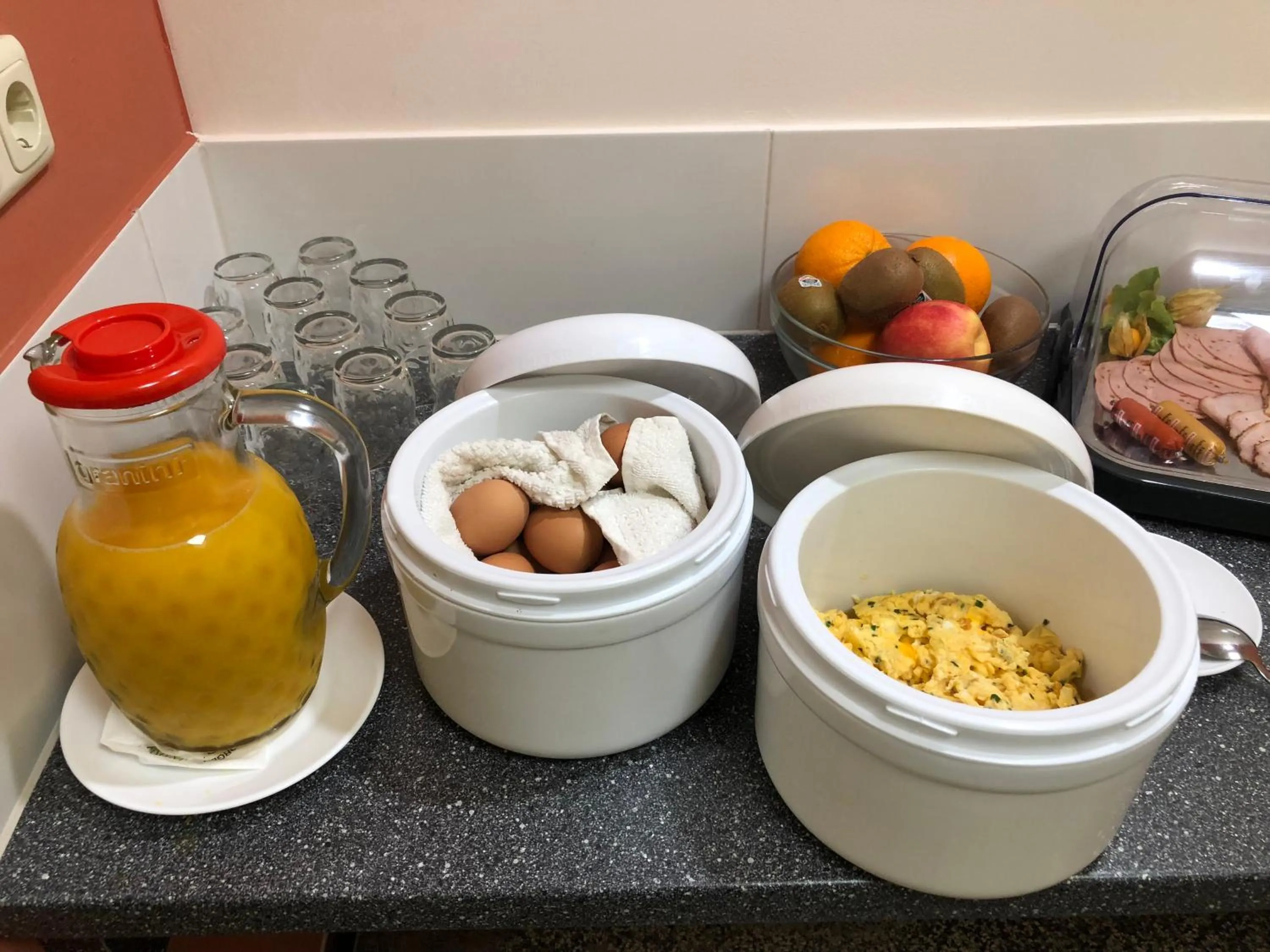 Breakfast in Haus des Volkes - Das Bauhaushotel