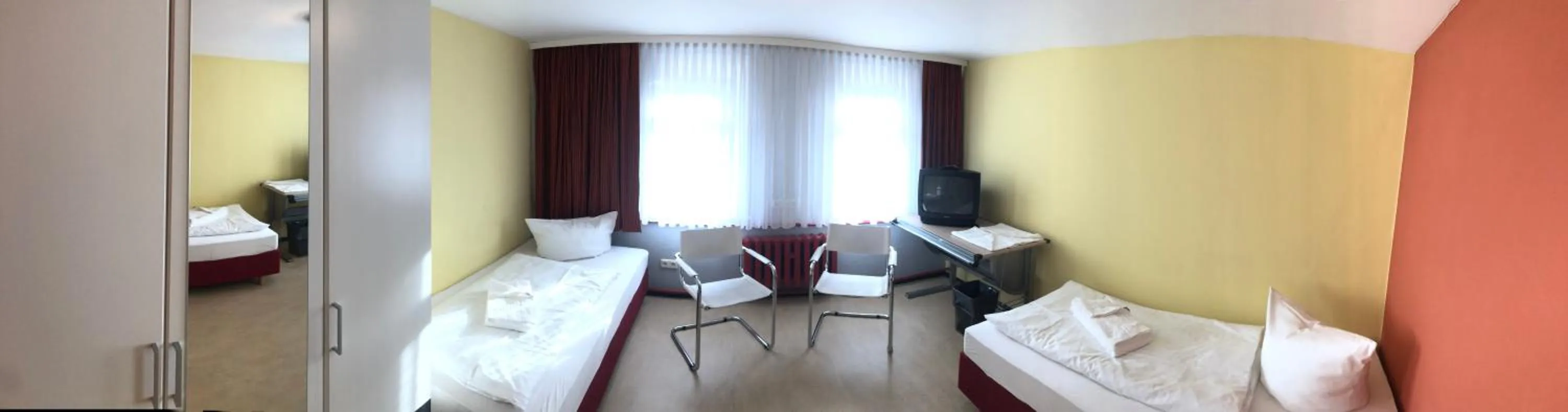 Photo of the whole room, Bed in Haus des Volkes - Das Bauhaushotel