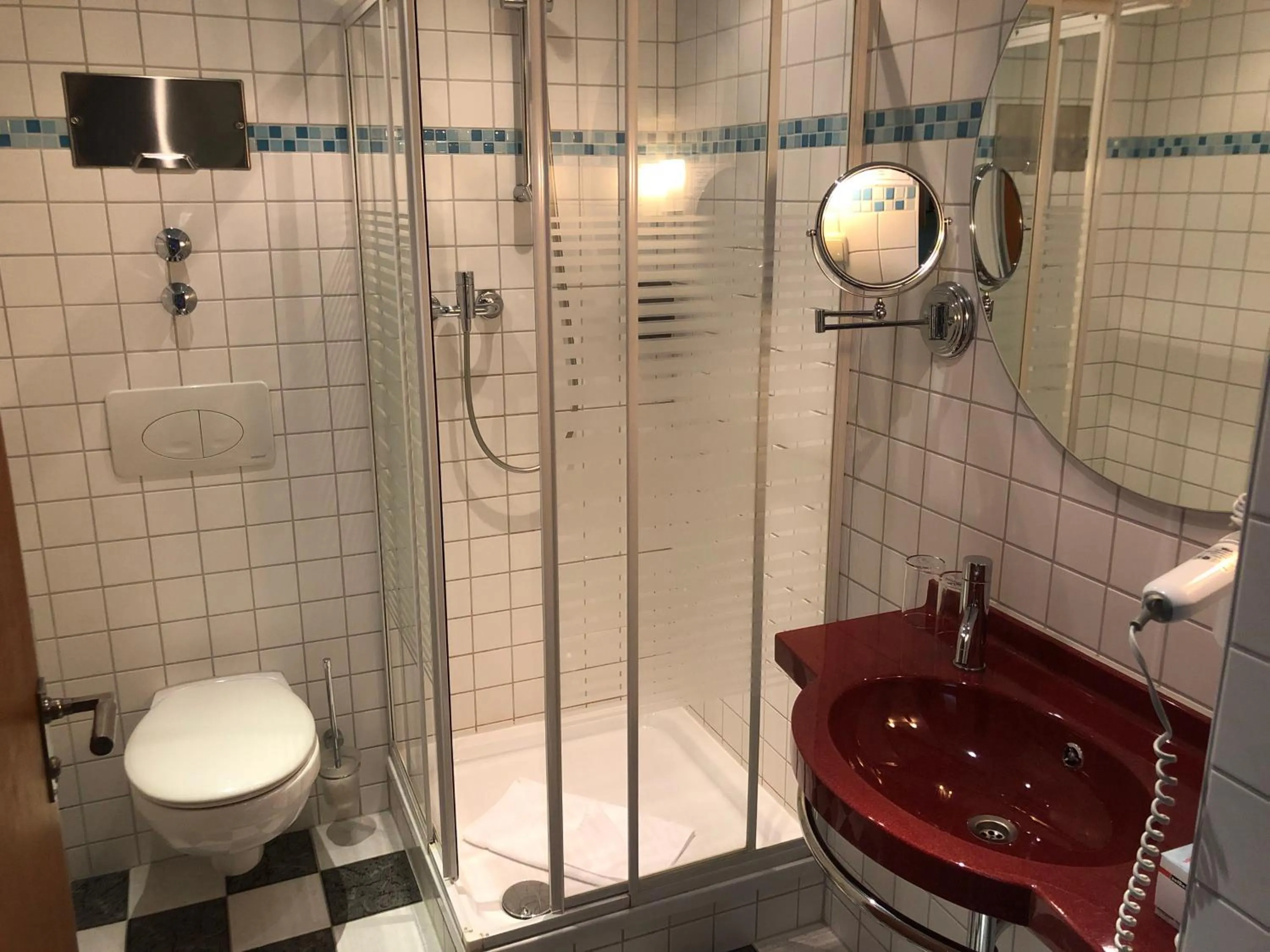 Shower in Haus des Volkes - Das Bauhaushotel