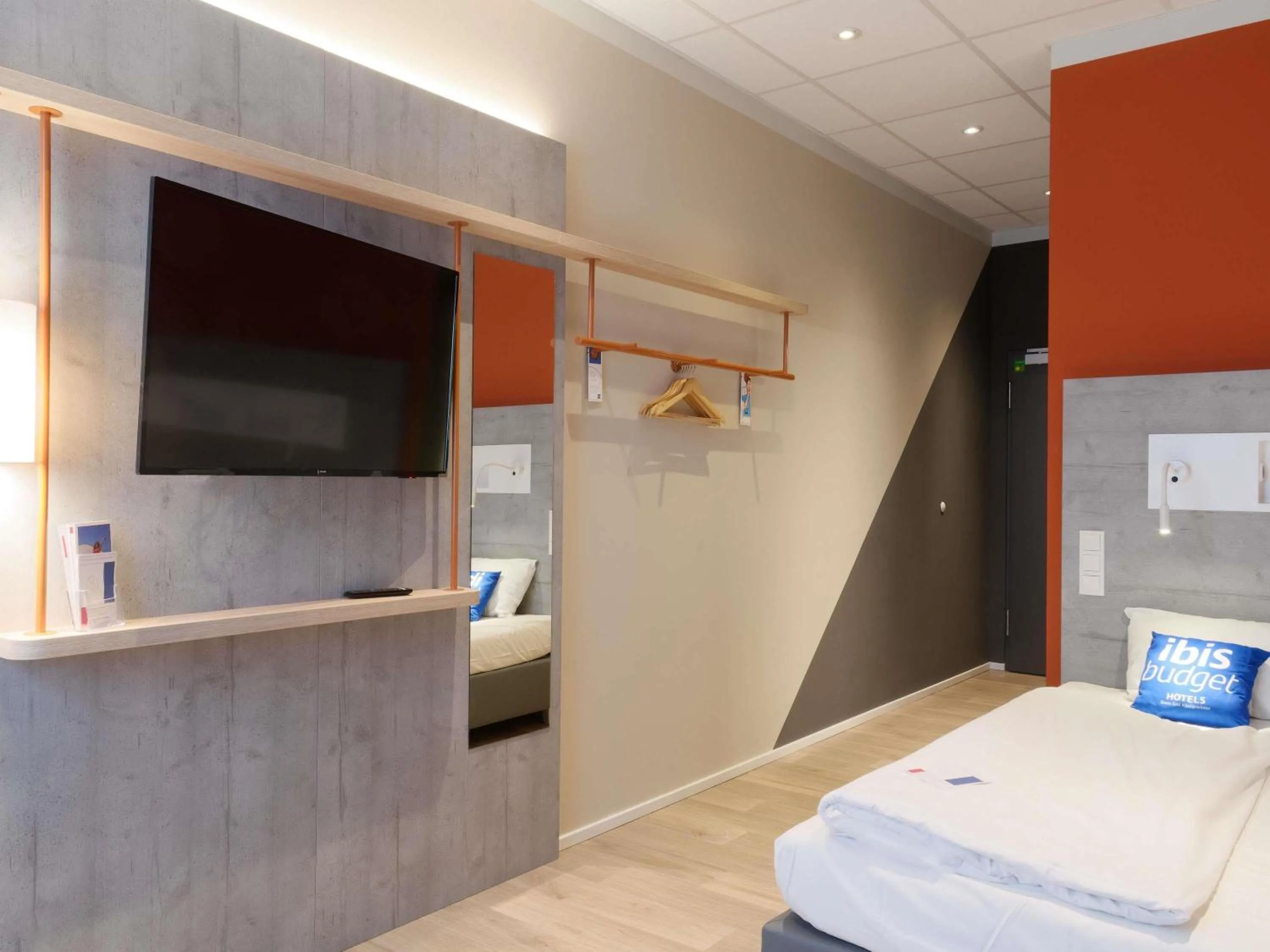 Bedroom, Bed in ibis budget Hotel BONN SÜD Königswinter