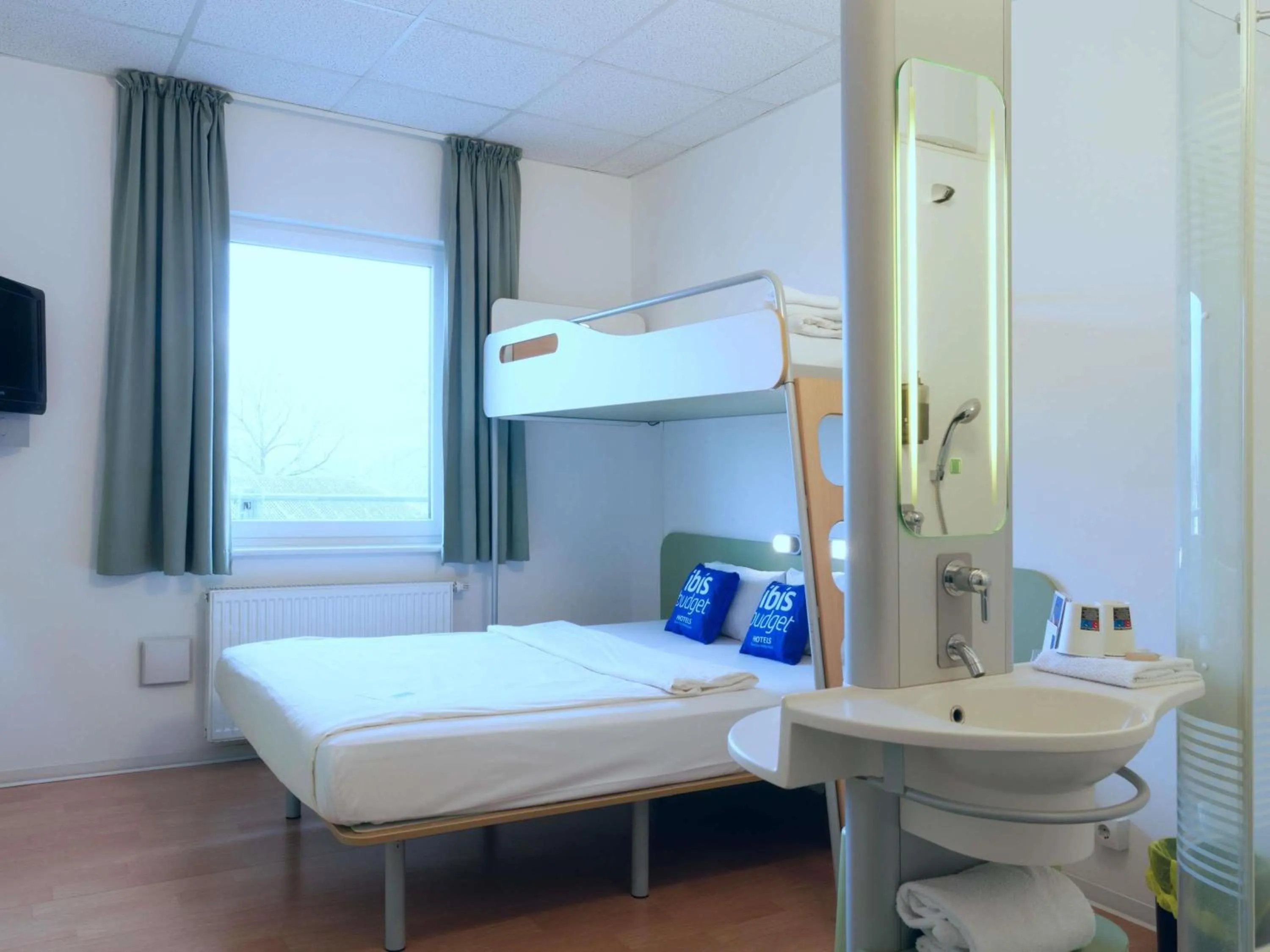 Bedroom, Bed in ibis budget Hotel BONN SÜD Königswinter