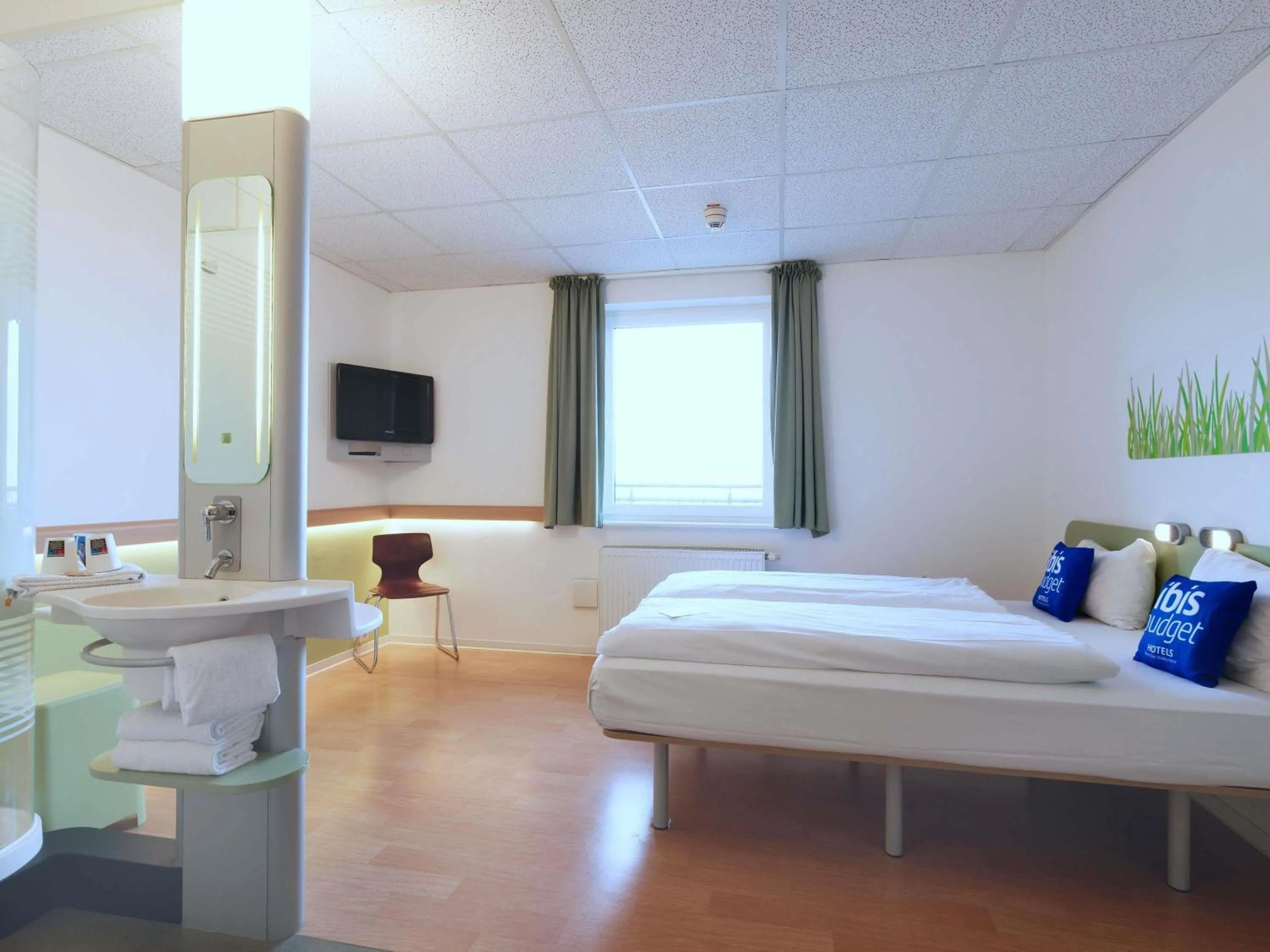 Bedroom, Bed in ibis budget Hotel BONN SÜD Königswinter