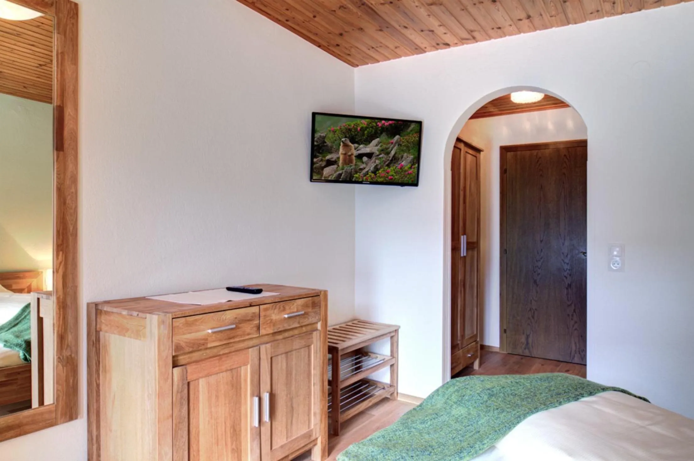 Photo of the whole room, Bed in derNeuwirt