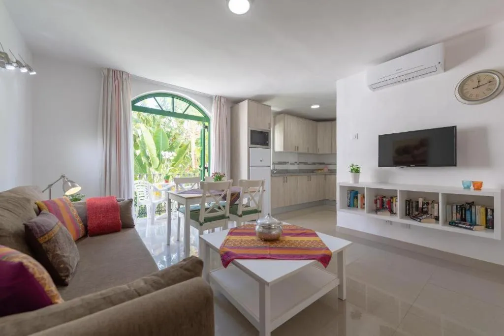 Dining area in Billy's Puerto de Mogán Apartments by LIVVO