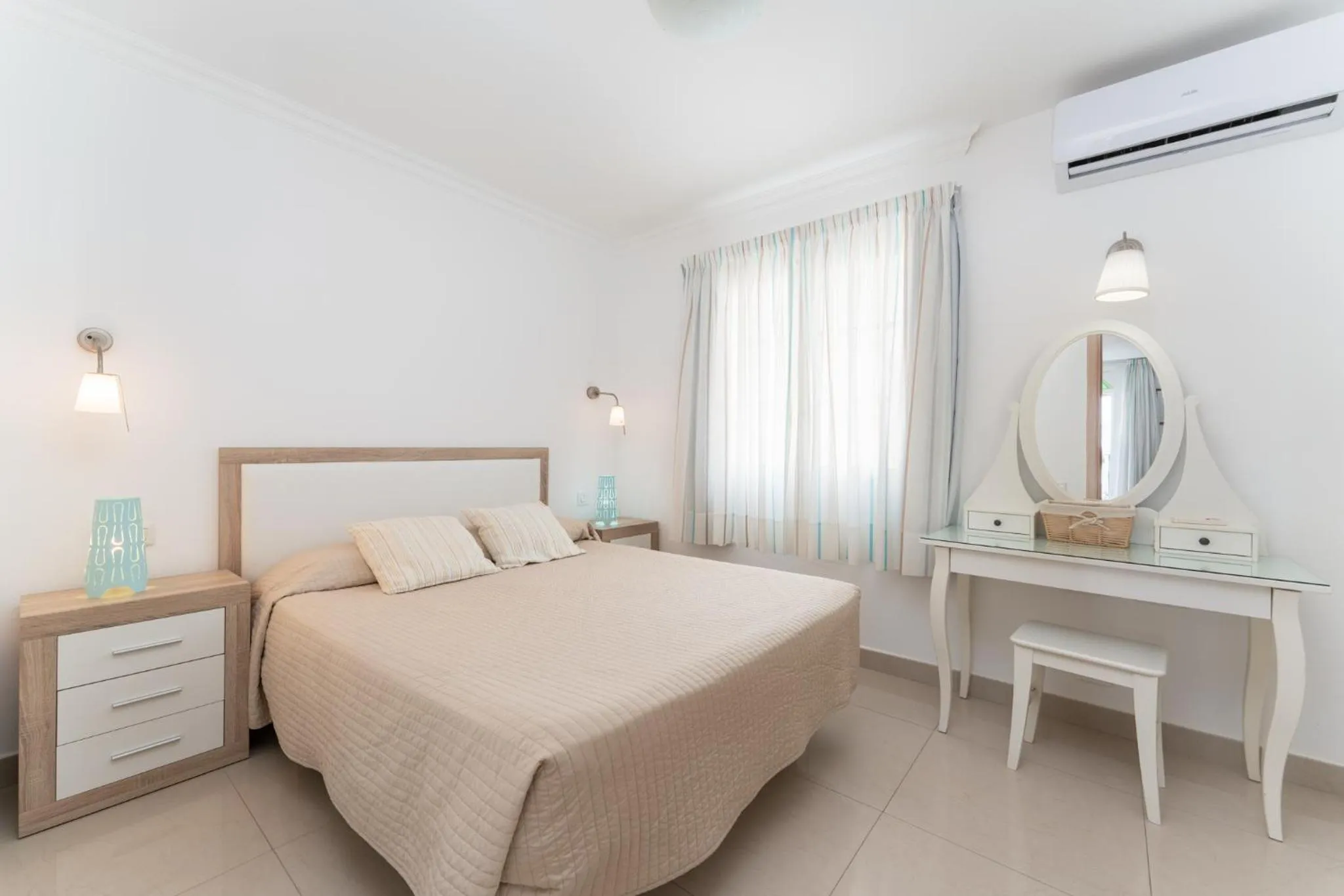 Bedroom, Bed in Billy's Puerto de Mogán Apartments by LIVVO