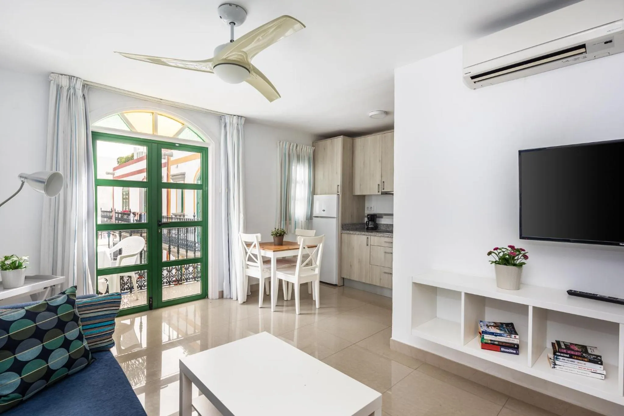 Living room in Billy's Puerto de Mogán Apartments by LIVVO