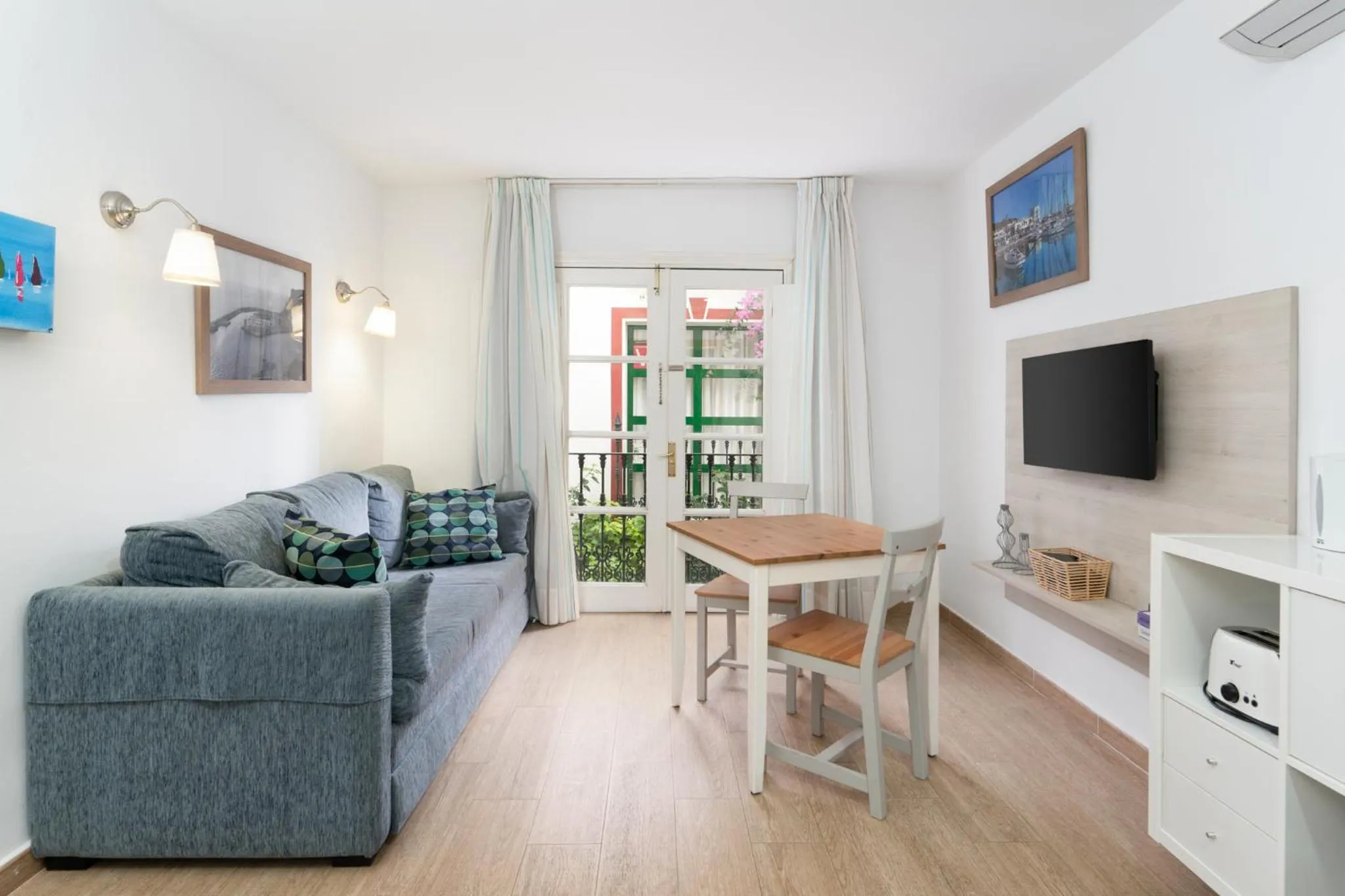 Living room in Billy's Puerto de Mogán Apartments by LIVVO