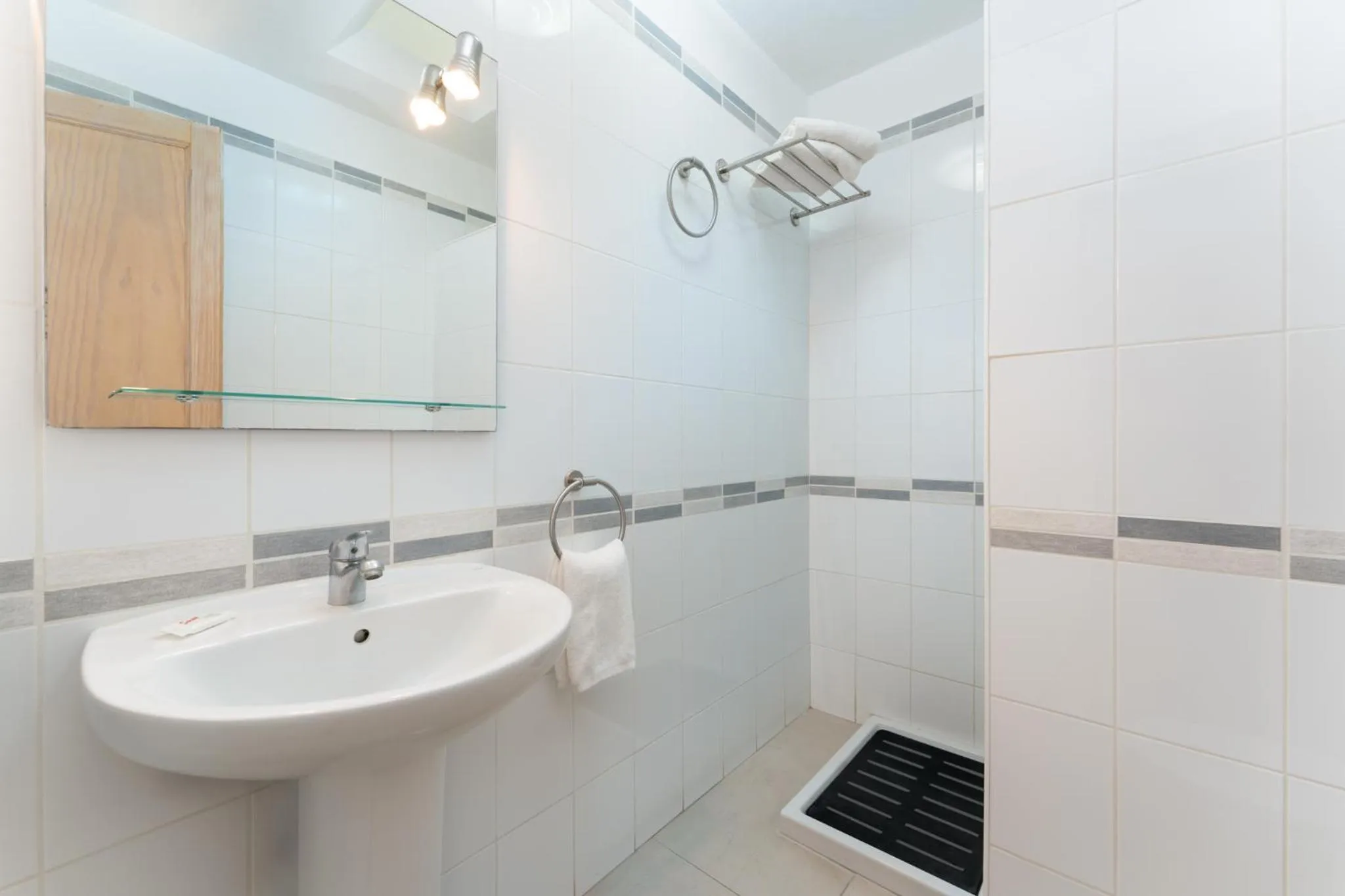 Bathroom in Billy's Puerto de Mogán Apartments by LIVVO